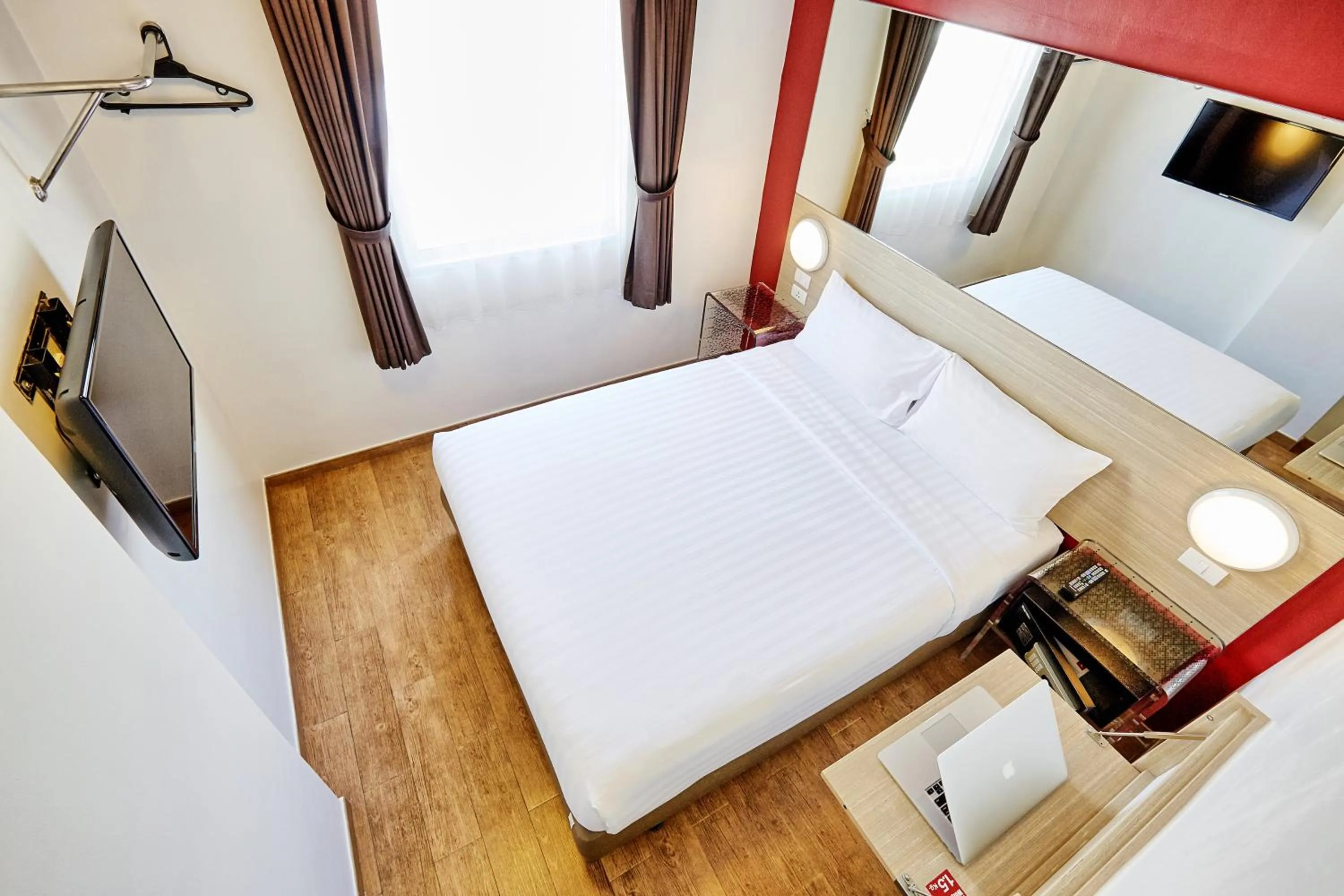Bedroom, Bed in Easy Planet Phuket Patong