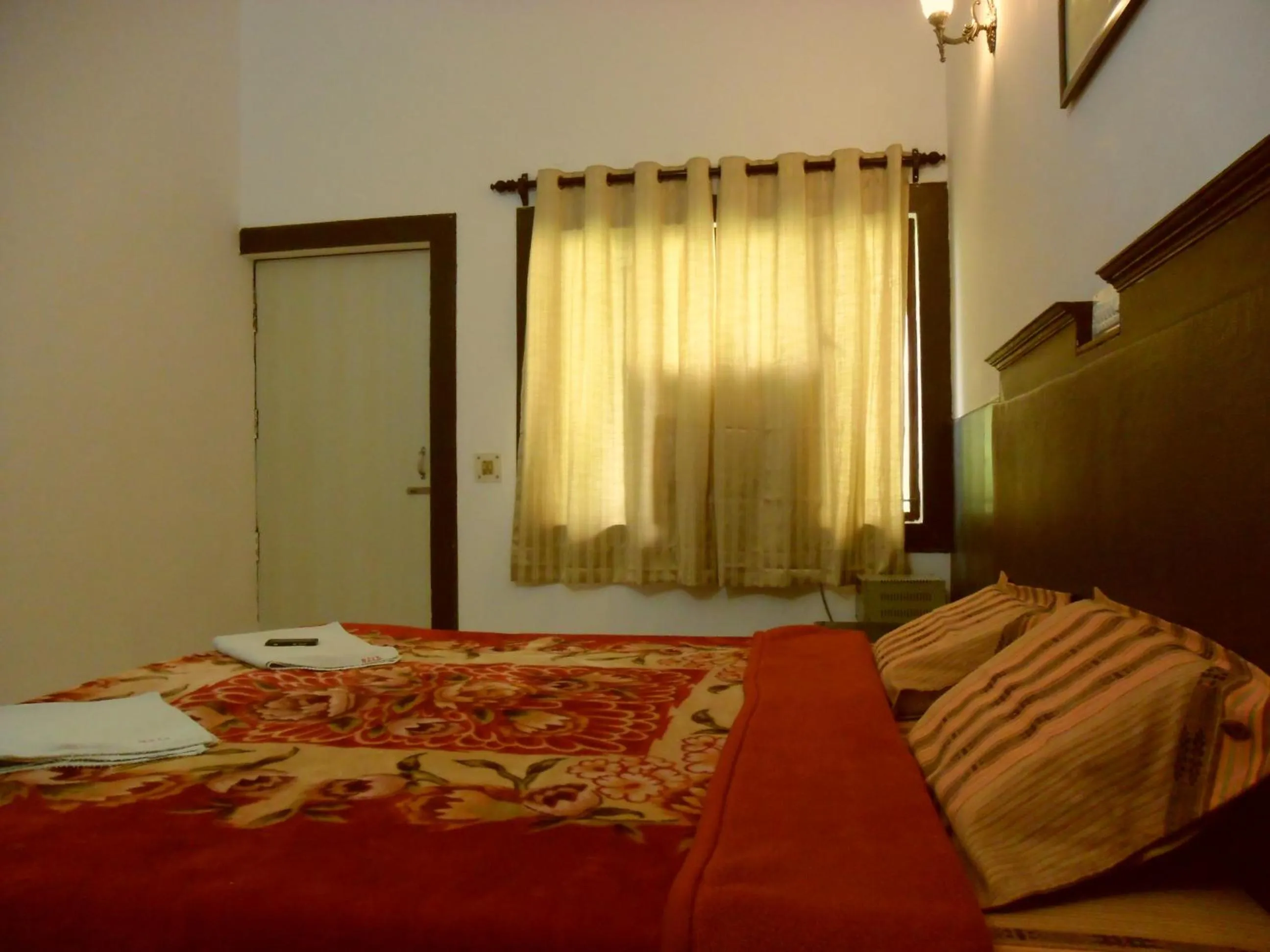 Bed in Hotel Sidhartha Walking Distance From TajMahal