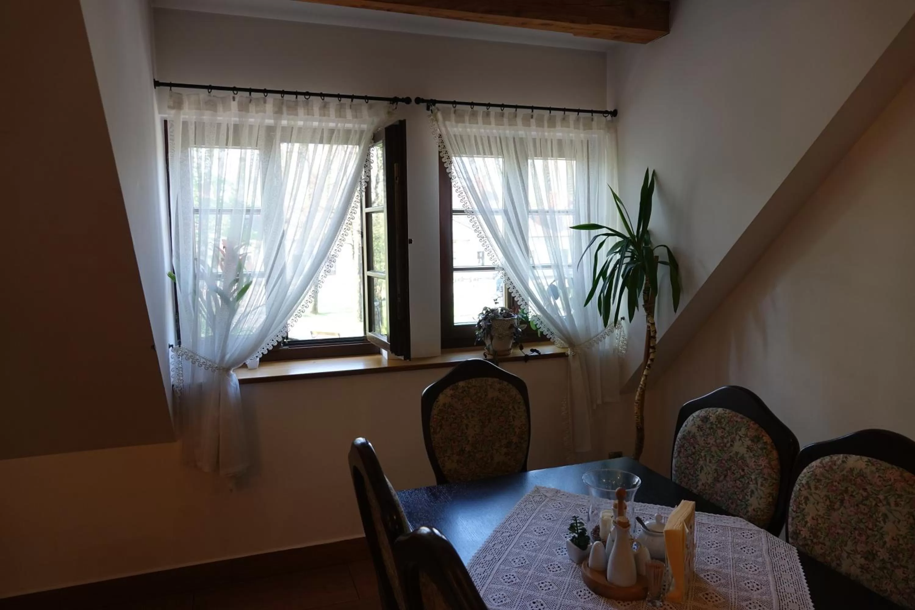 Restaurant/places to eat, Dining Area in Gościniec Dworski w Ropie