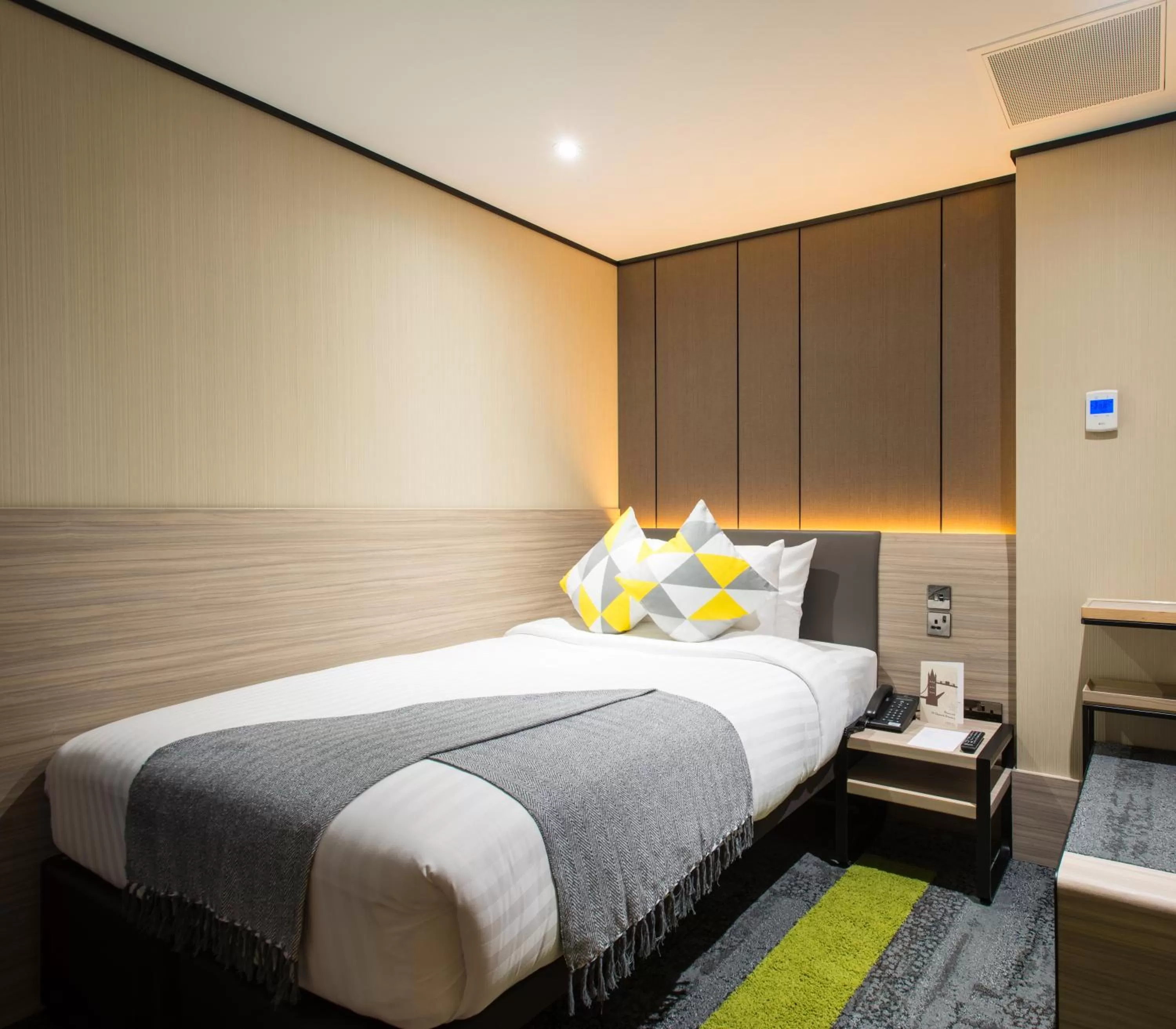 Photo of the whole room, Bed in Aerotel London Heathrow Airport, Terminal 2 & Terminal 3