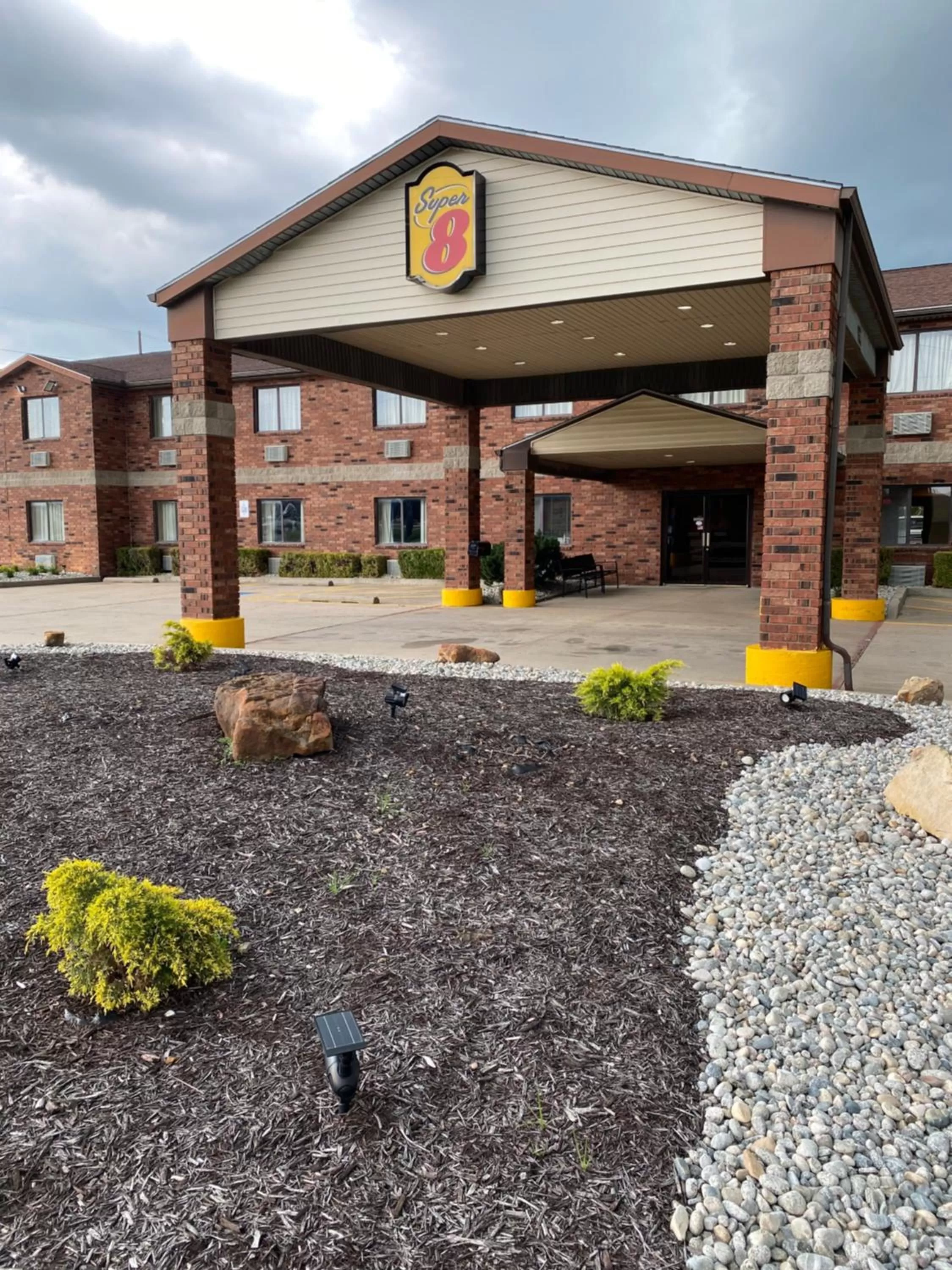 Property building in Super 8 by Wyndham Independence KS