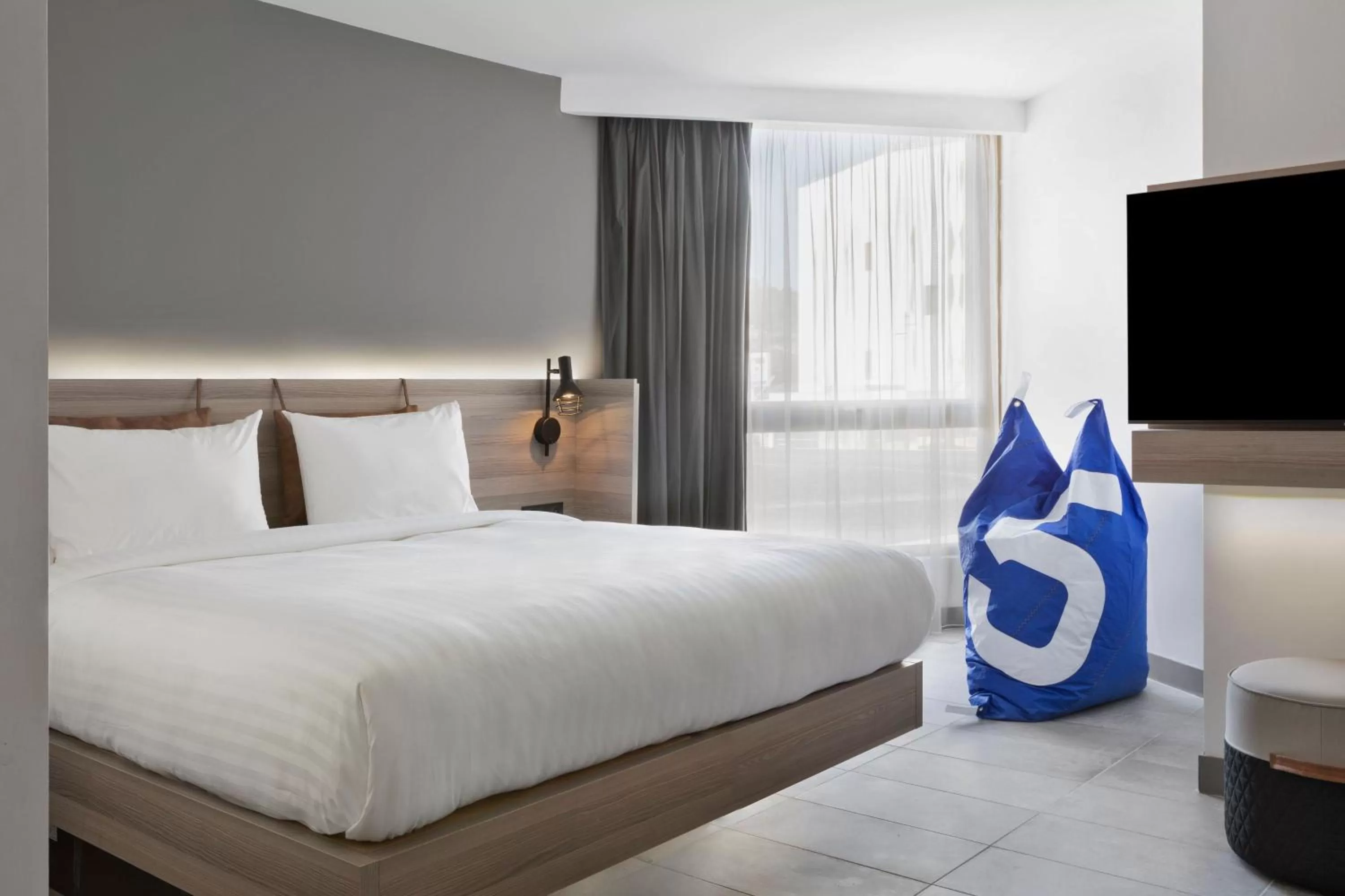 Photo of the whole room in Moxy La Ciotat