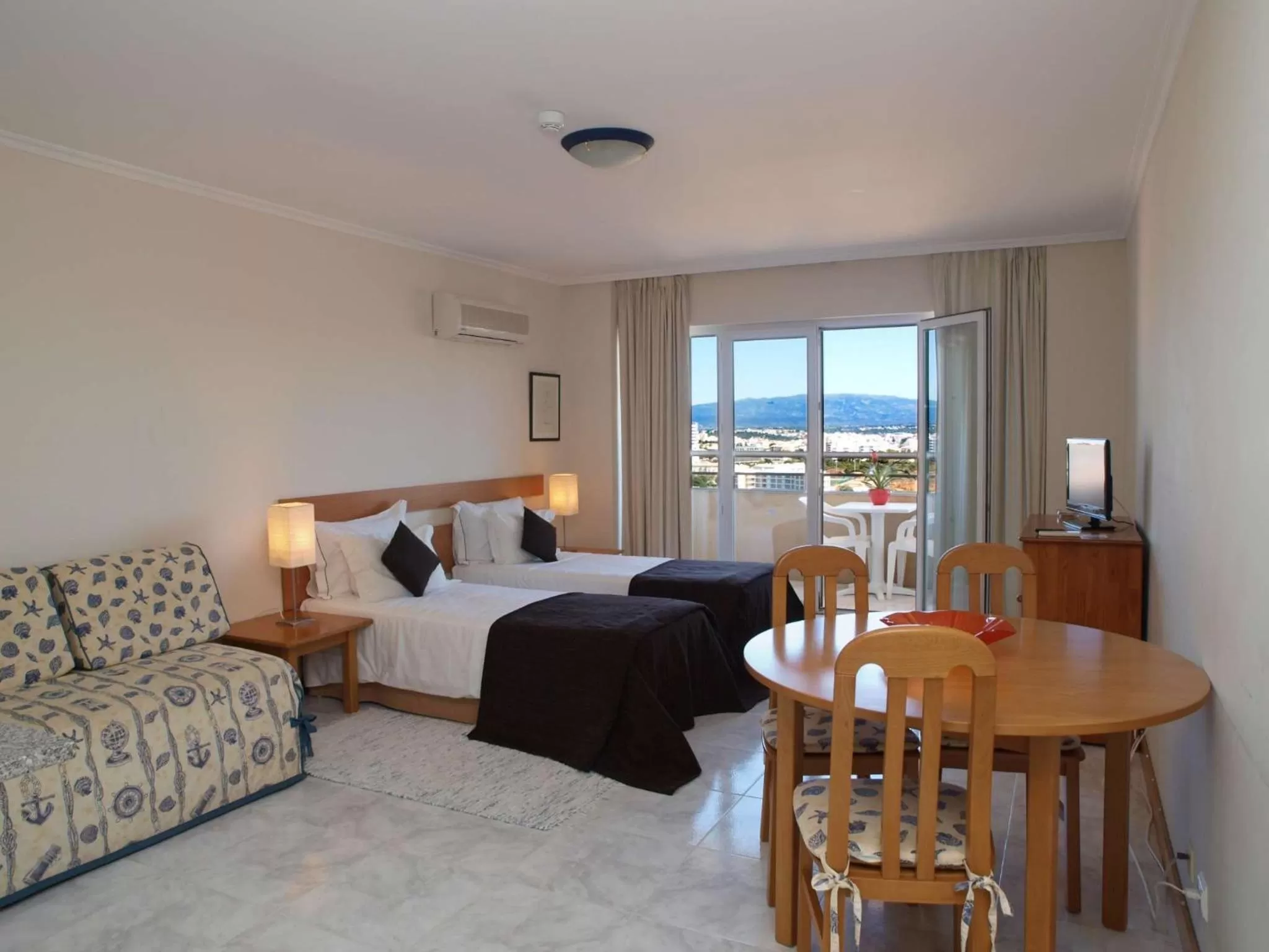 Bedroom, Bed in Apartamentos Jardins da Rocha