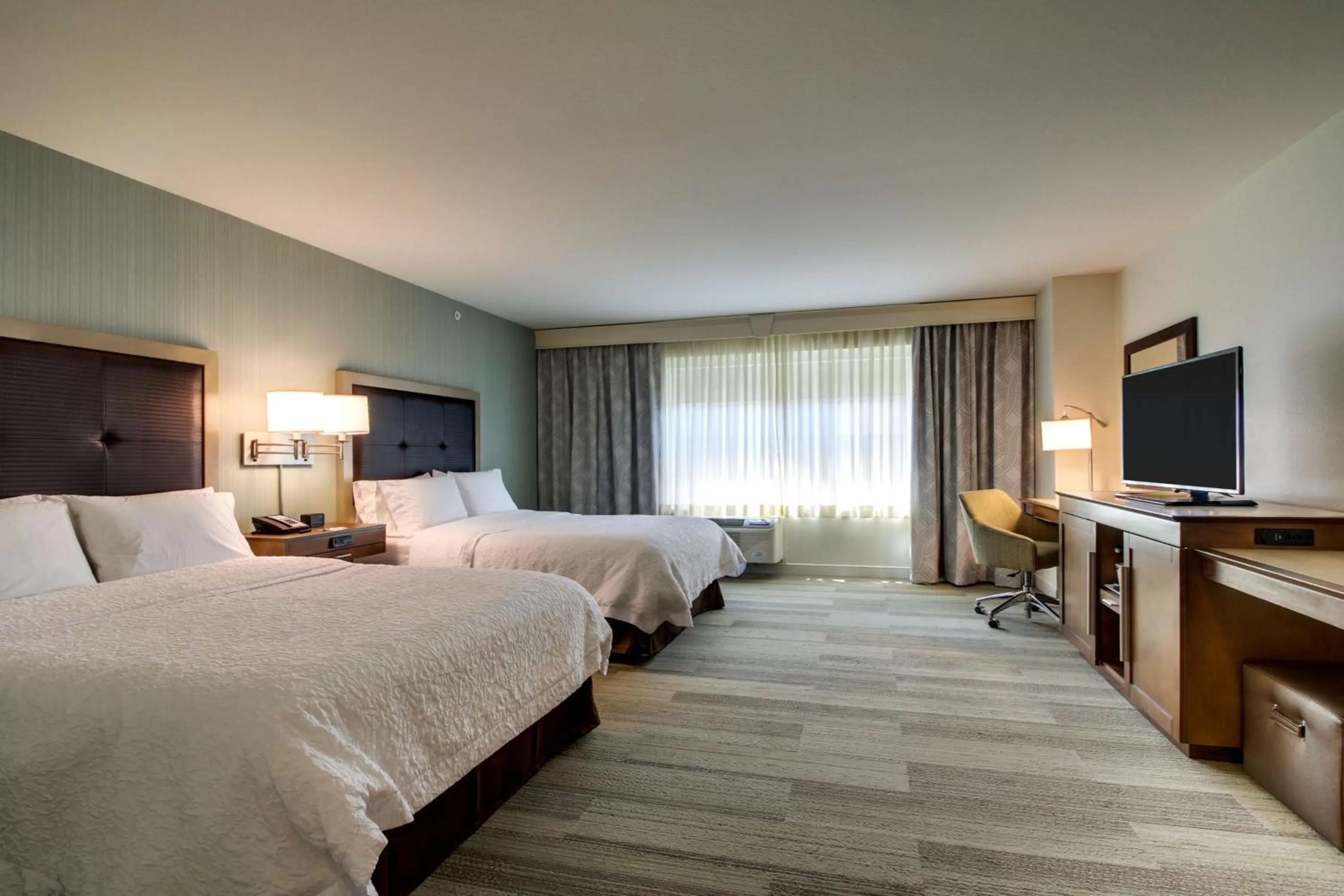 Bedroom, Bed in Hampton Inn & Suites Milwaukee West