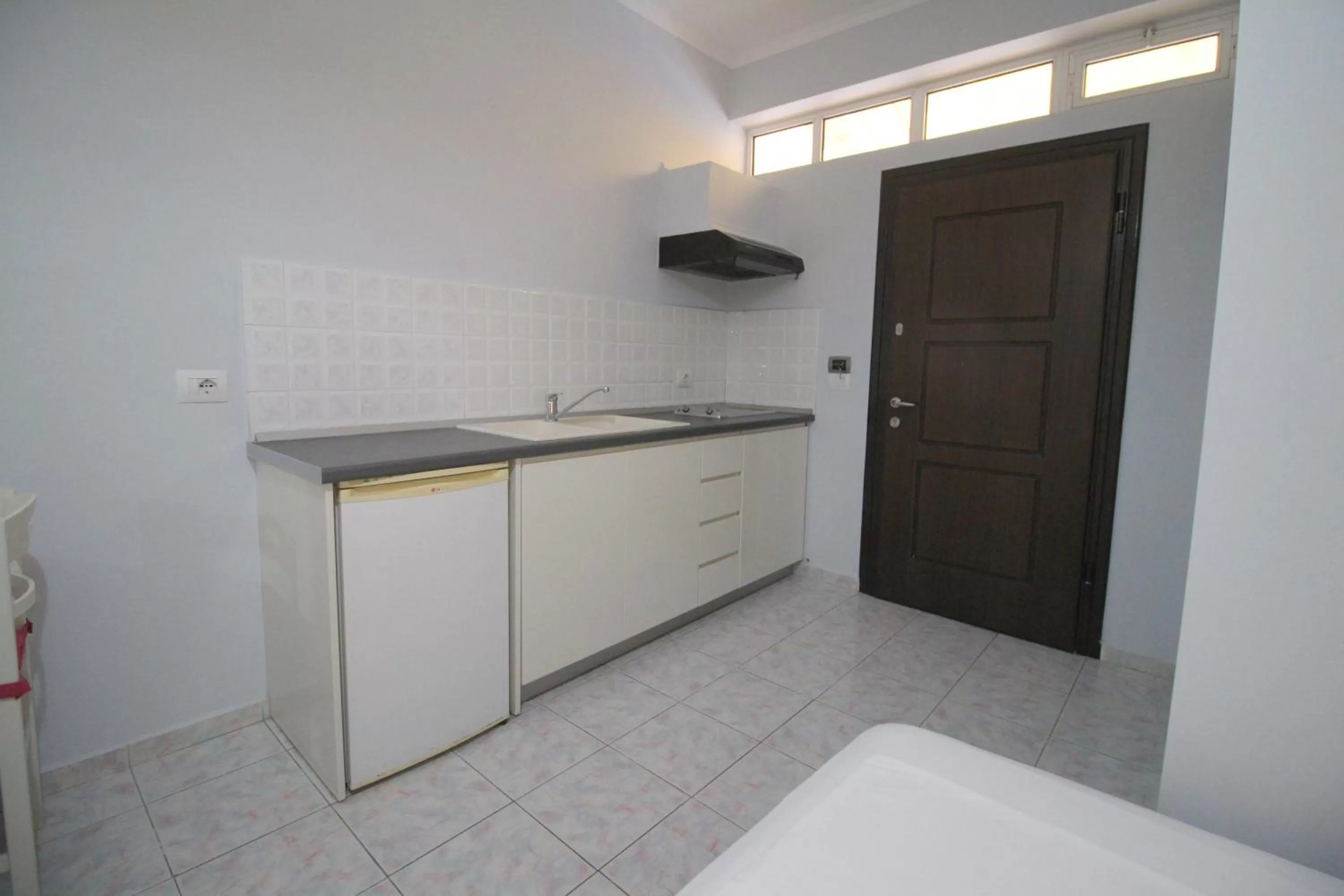 Kitchen or kitchenette in Murati Suites Sarandë