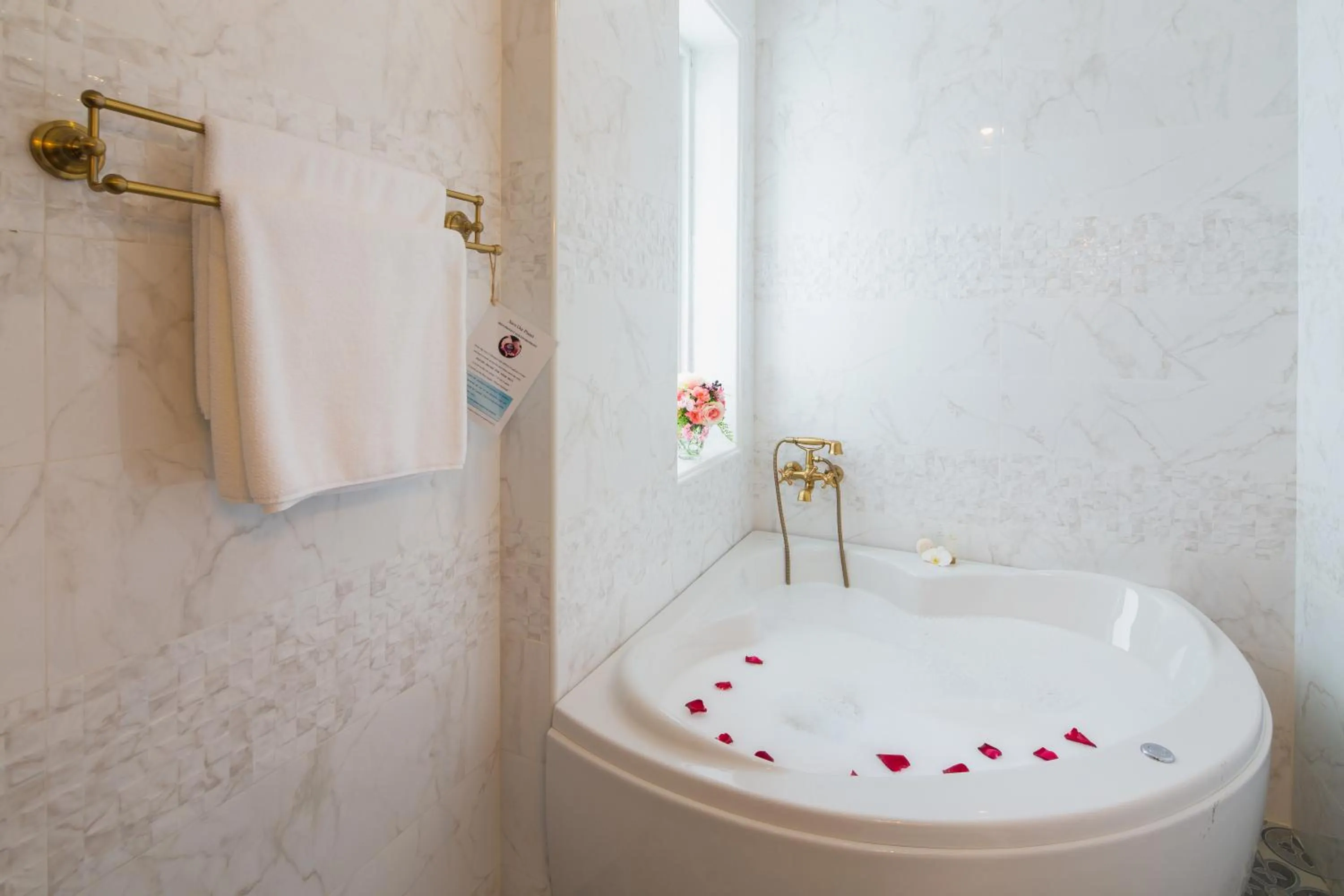 Shower in The Velvet Orchid