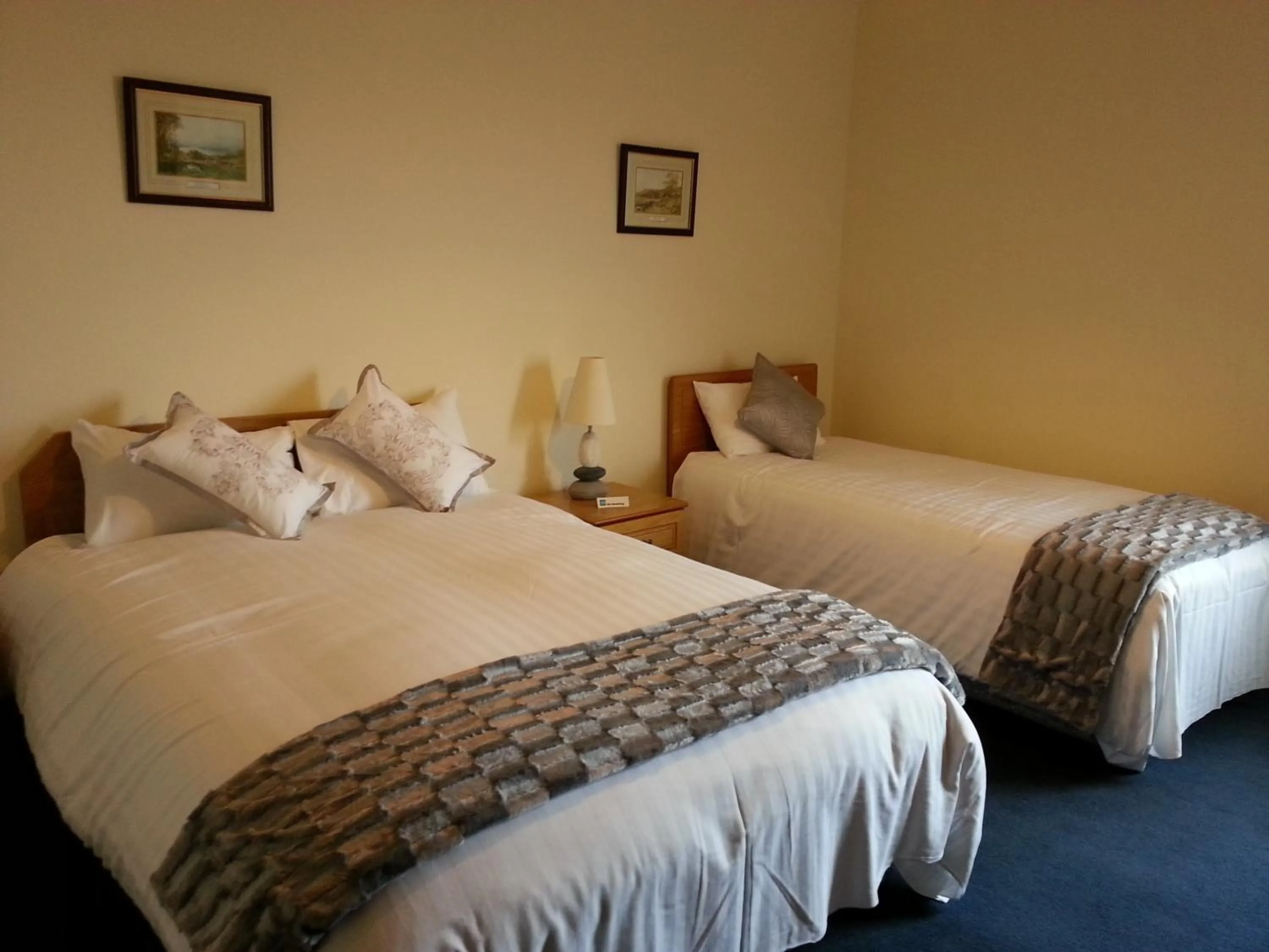 Bedroom, Bed in Halfway House Hotel