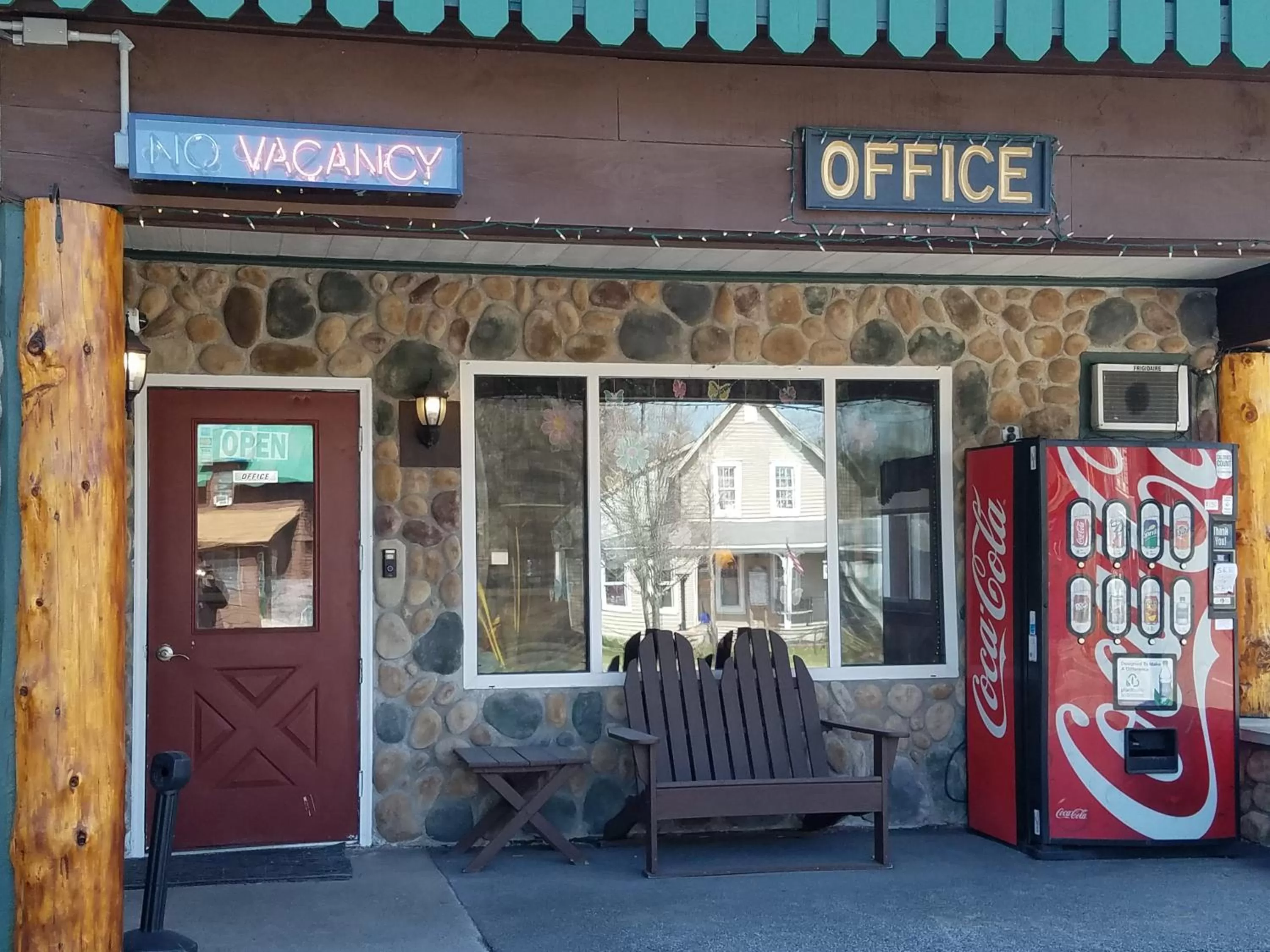 Facade/entrance in Clark's Beach Motel