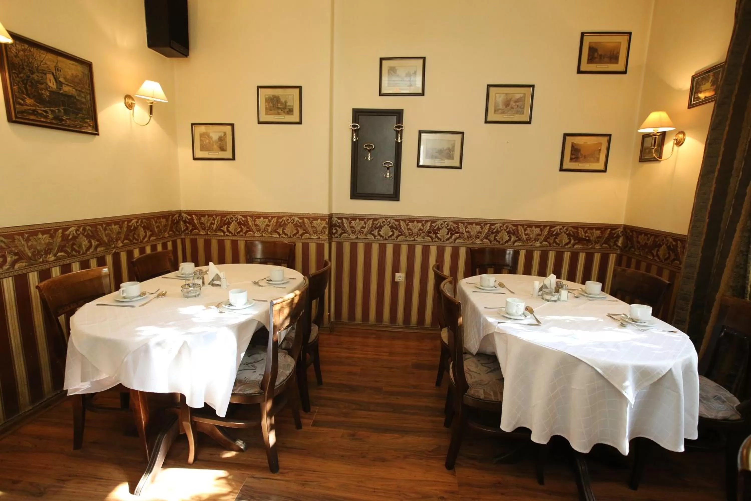 Restaurant/places to eat in Hotel & Restaurant The House