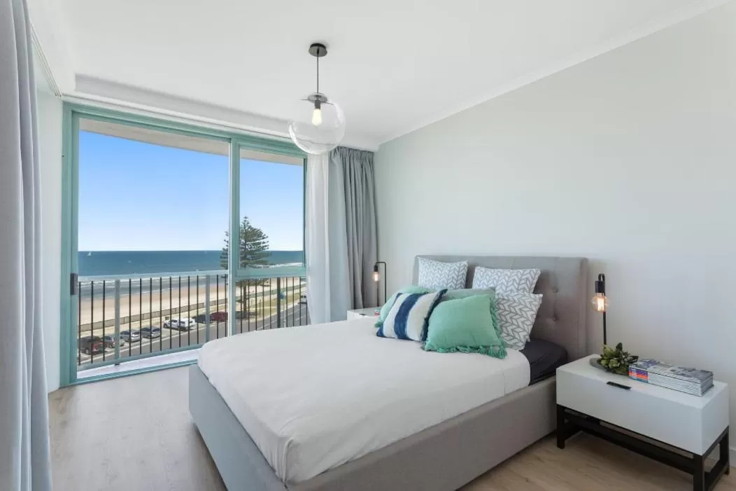 Bedroom, Bed in The Waterford on Main Beach