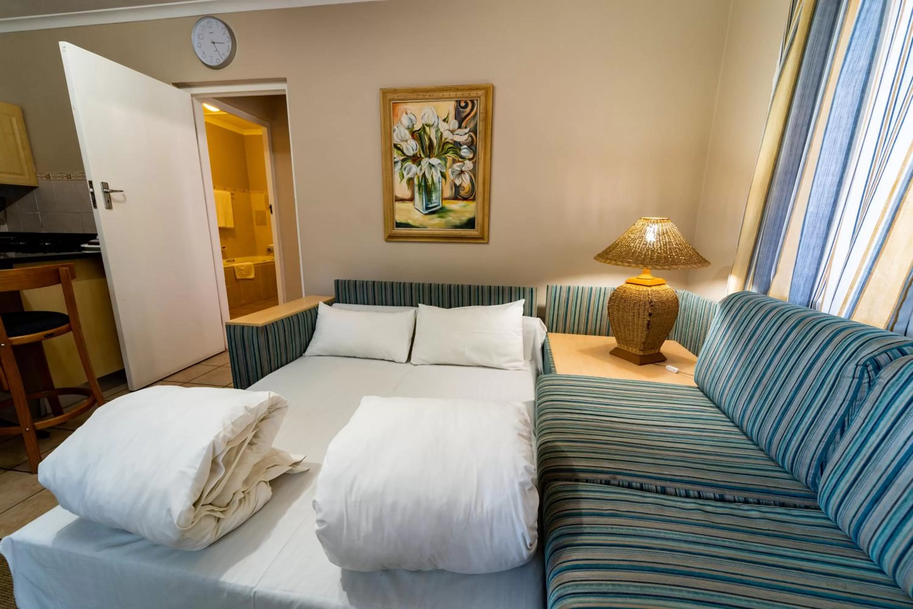 Photo of the whole room, Bed in Gooderson Knysna Chalets