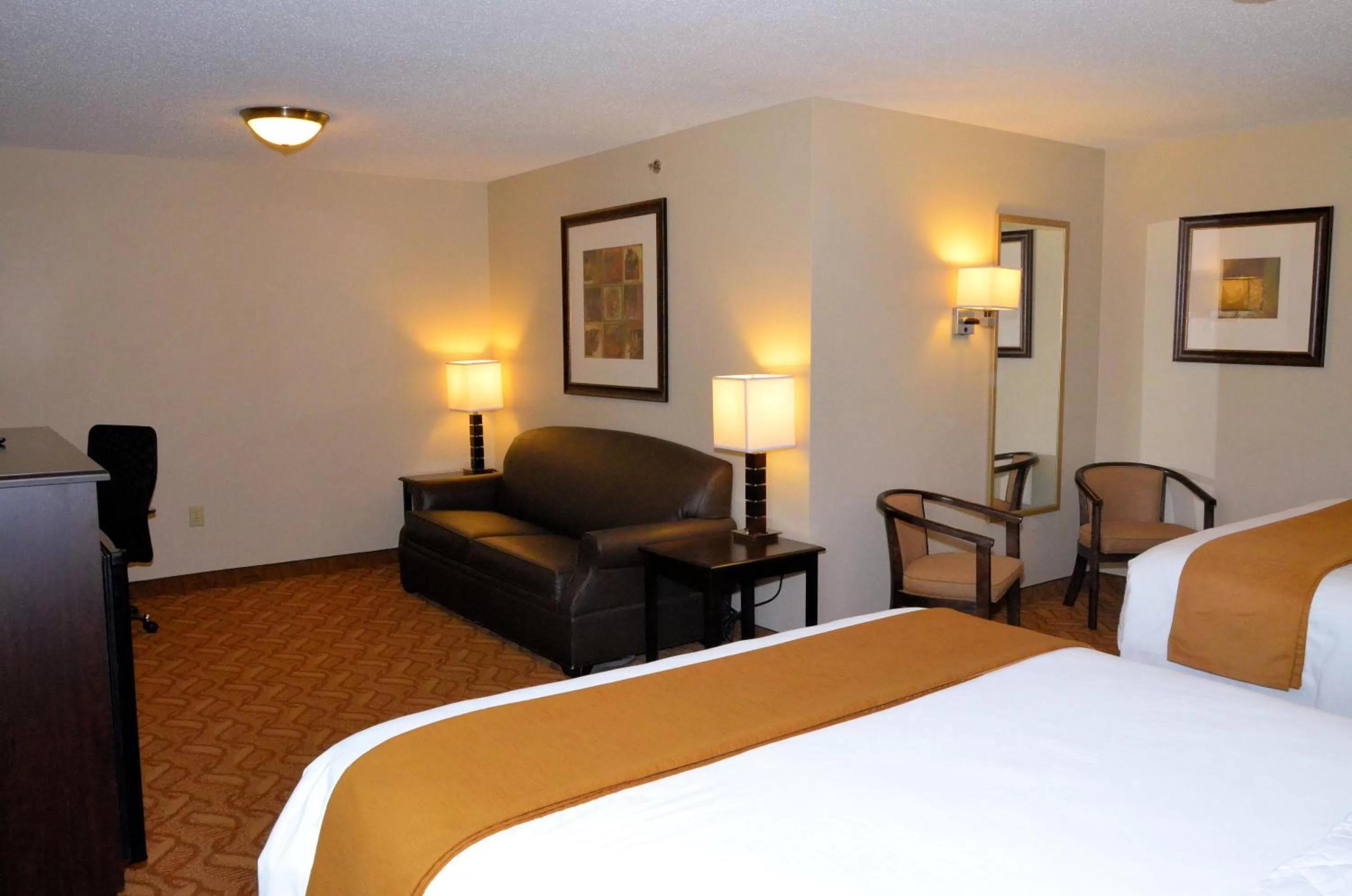 Bed in Cobblestone Inn & Suites - Lake View