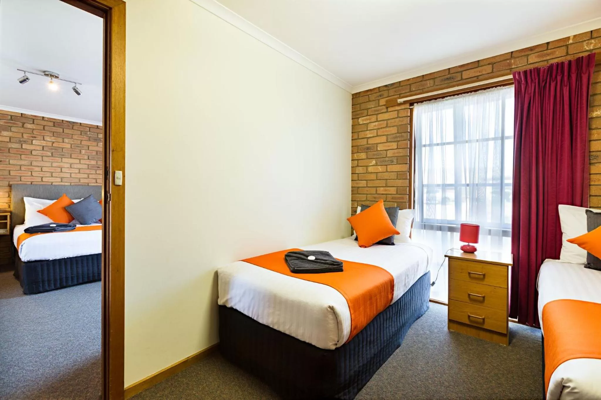 Bed in Statesman Motor Inn