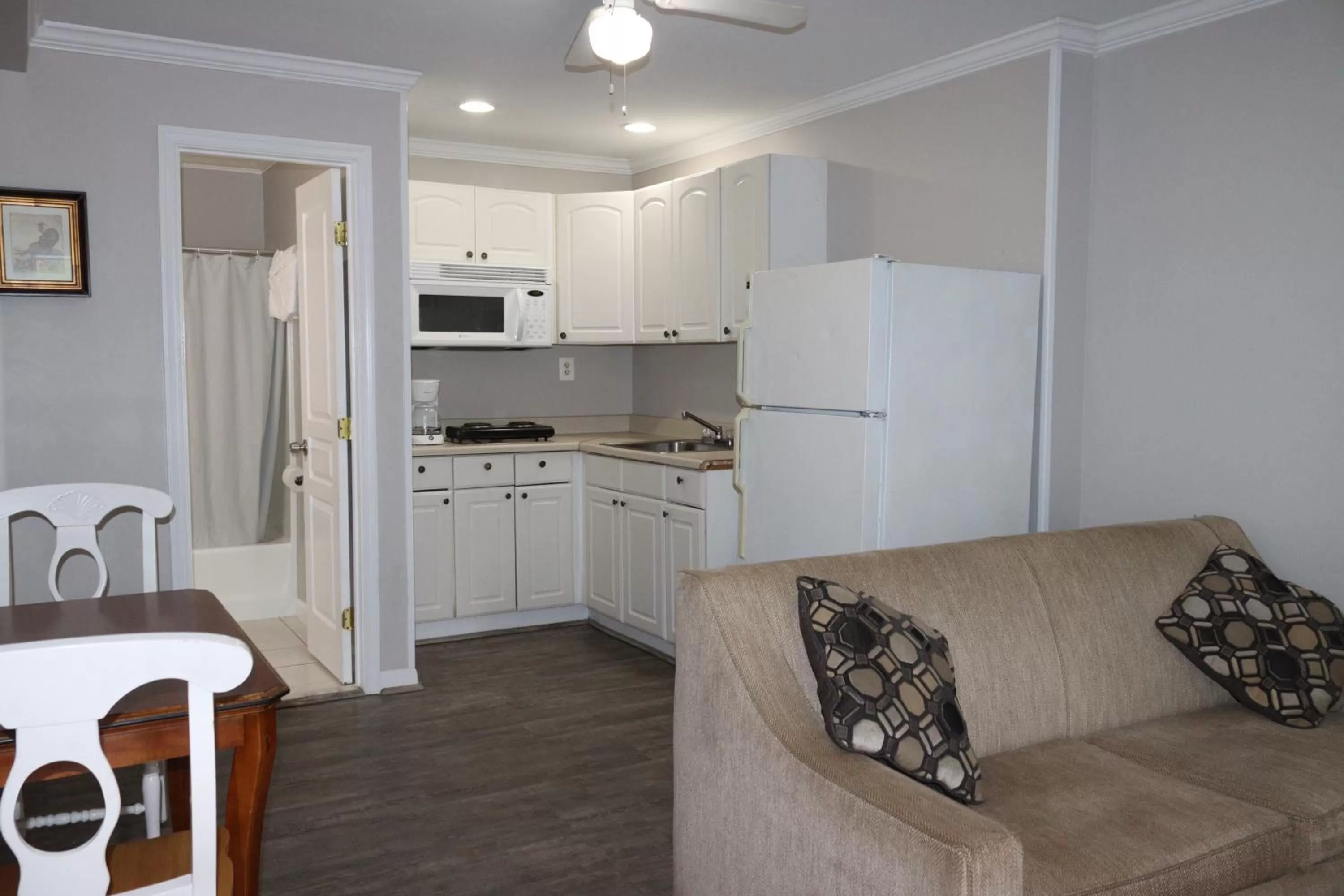 Kitchen or kitchenette in The Burgundy Inn Hotel and Apartments