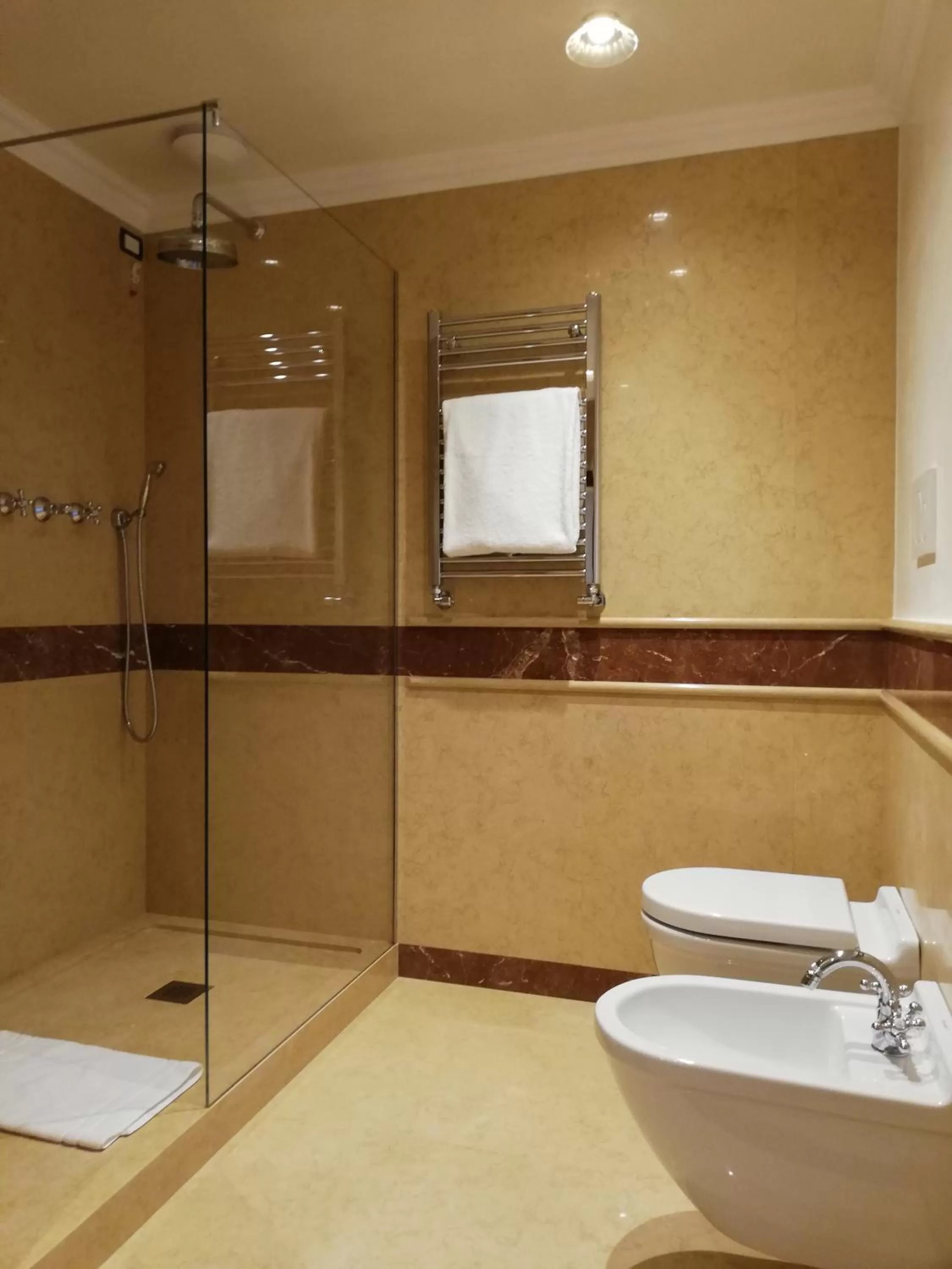 Bathroom in Ca' Bonfadini Historic Experience