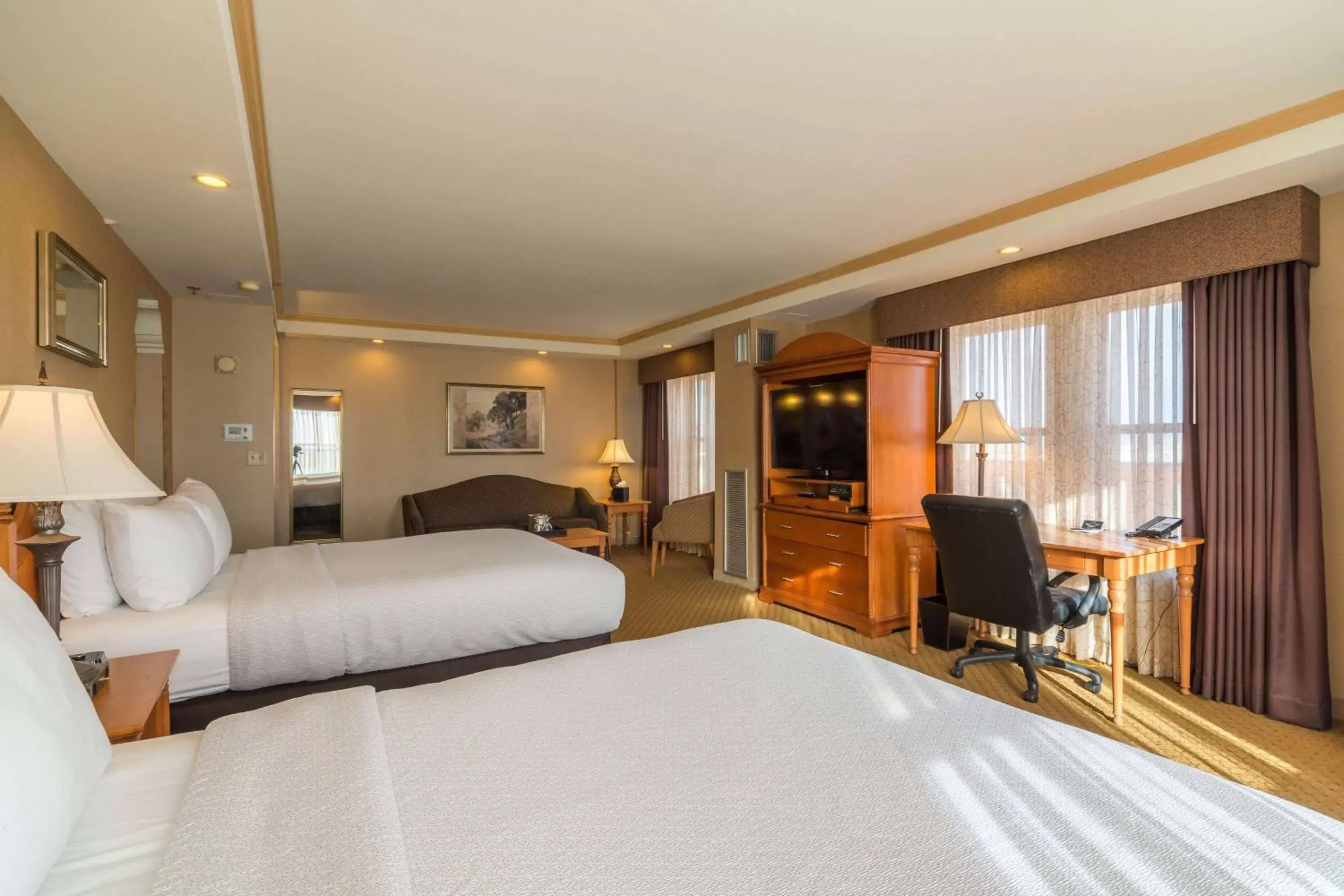 Deluxe Queen Room with Two Queen Beds - Non-Smoking in Ambassador Hotel Milwaukee, Trademark Collection by Wyndham Deluxe Queen Room with Two Queen Beds - Non-Smoking in Ambassador Hotel Milwaukee, Trademark Collection by Wyndham