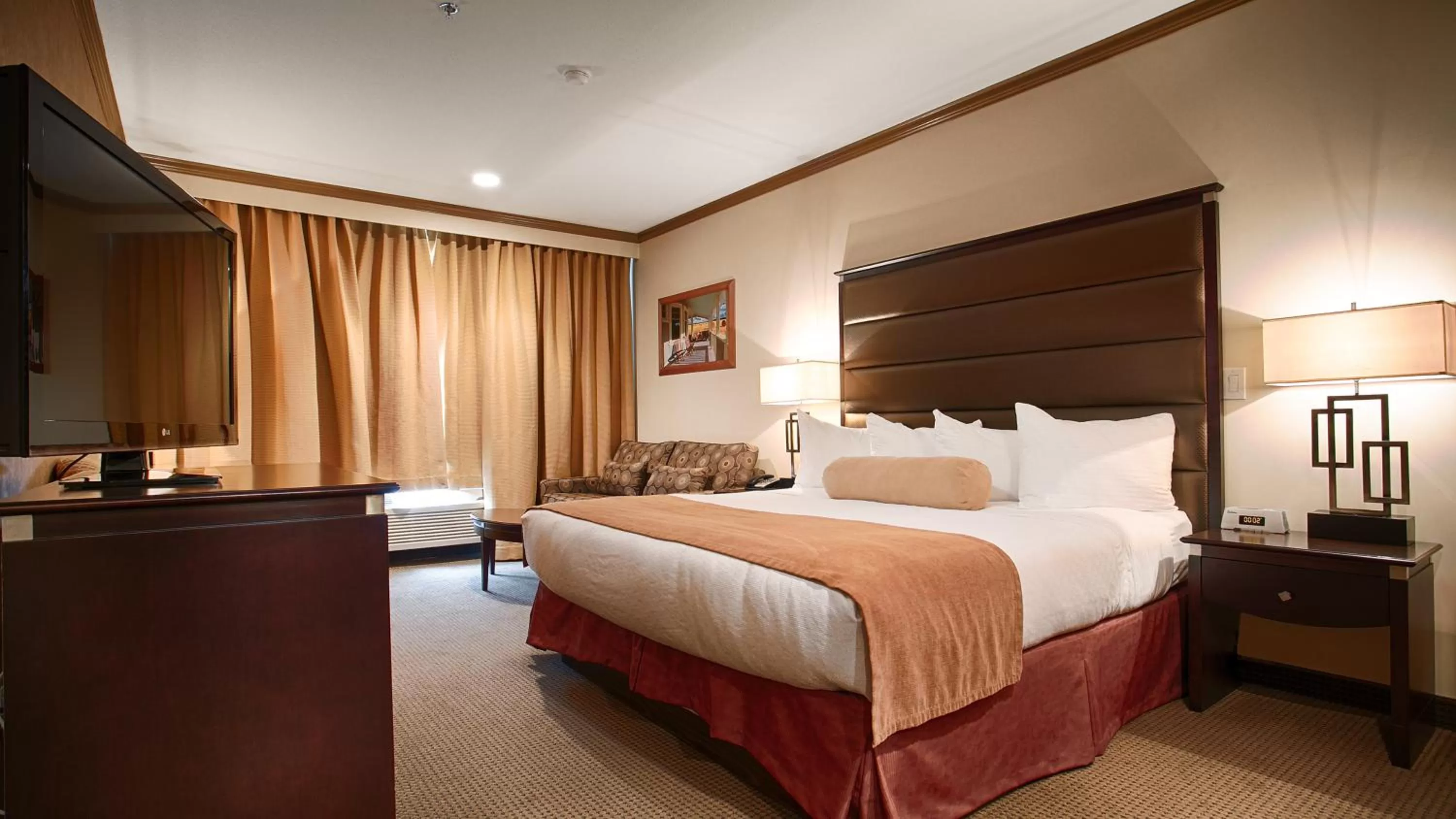 TV and multimedia, Bed in Camrose Resort Hotel