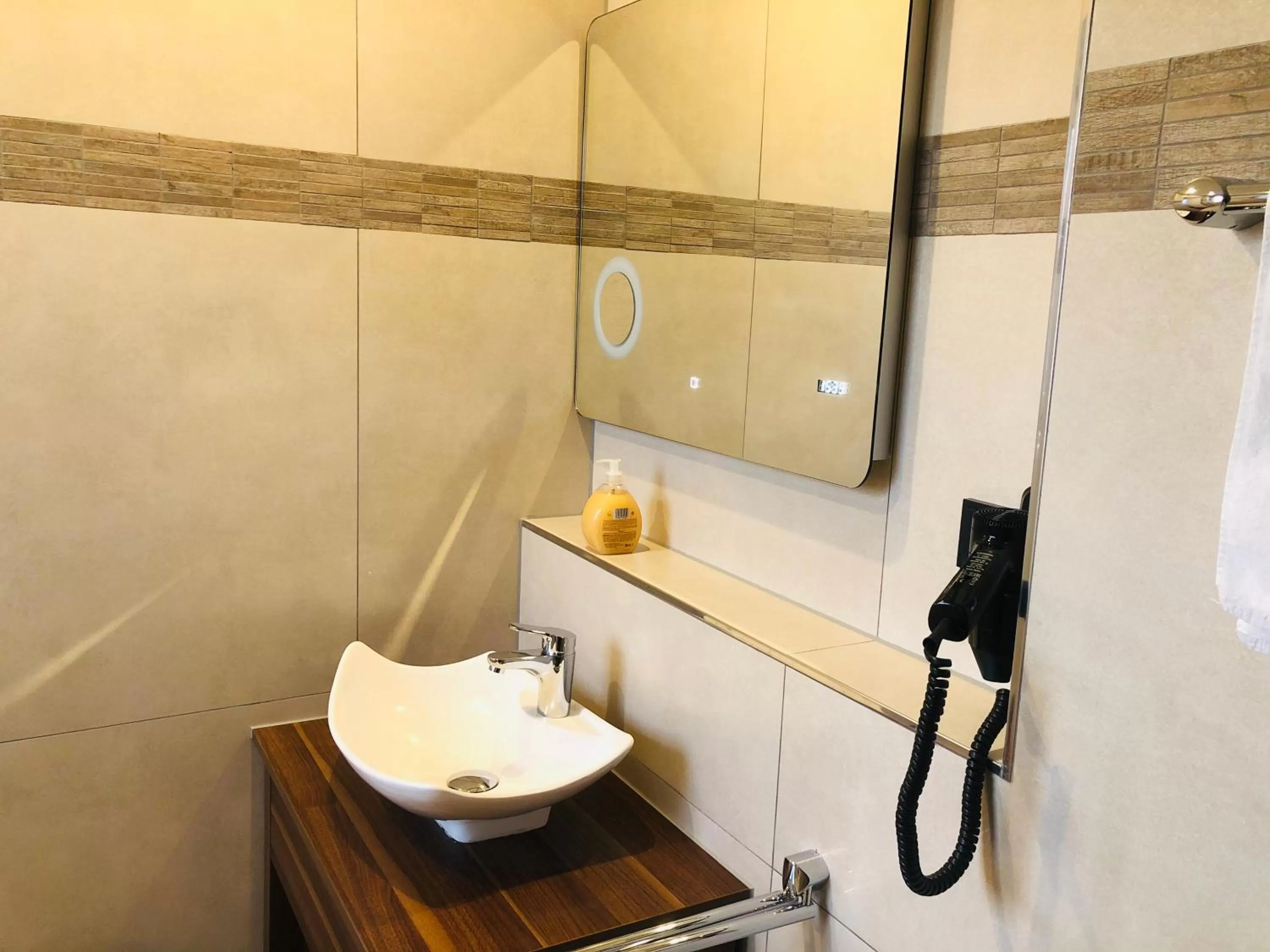 Bathroom in Elbgalerie Hotel