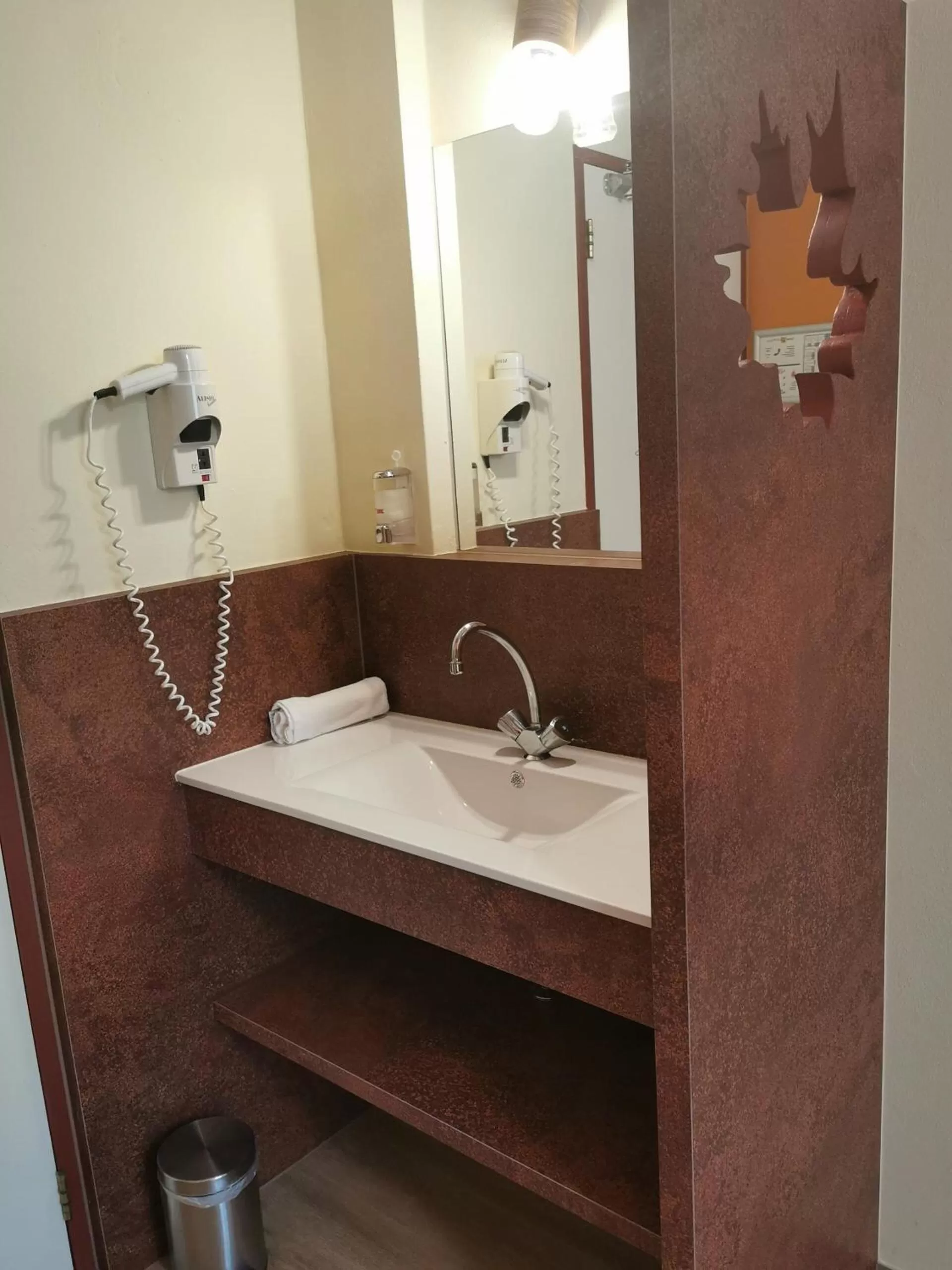 Bathroom in Hotel de Plataan Delft Centrum