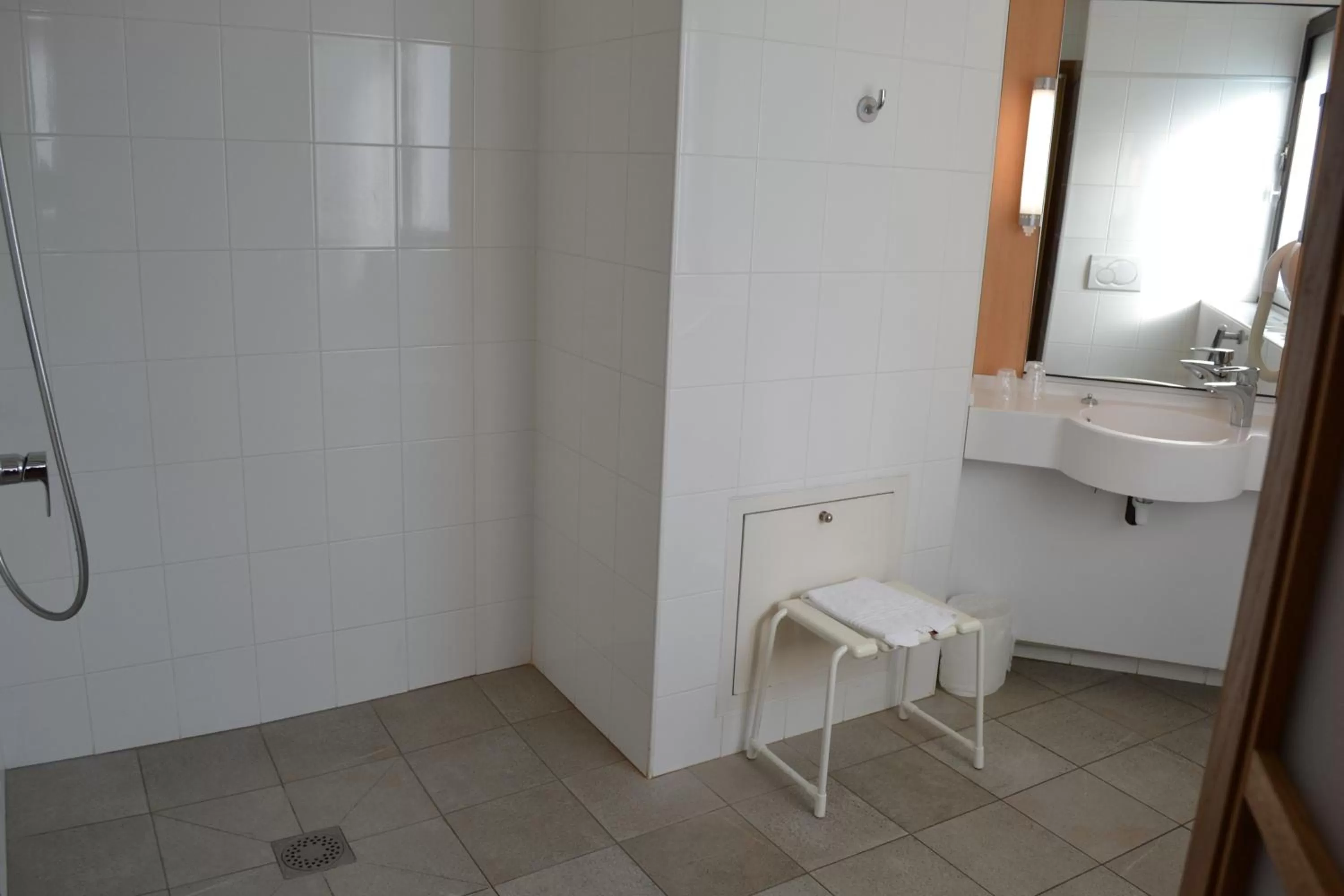 Shower in ibis Angers Centre Chateau