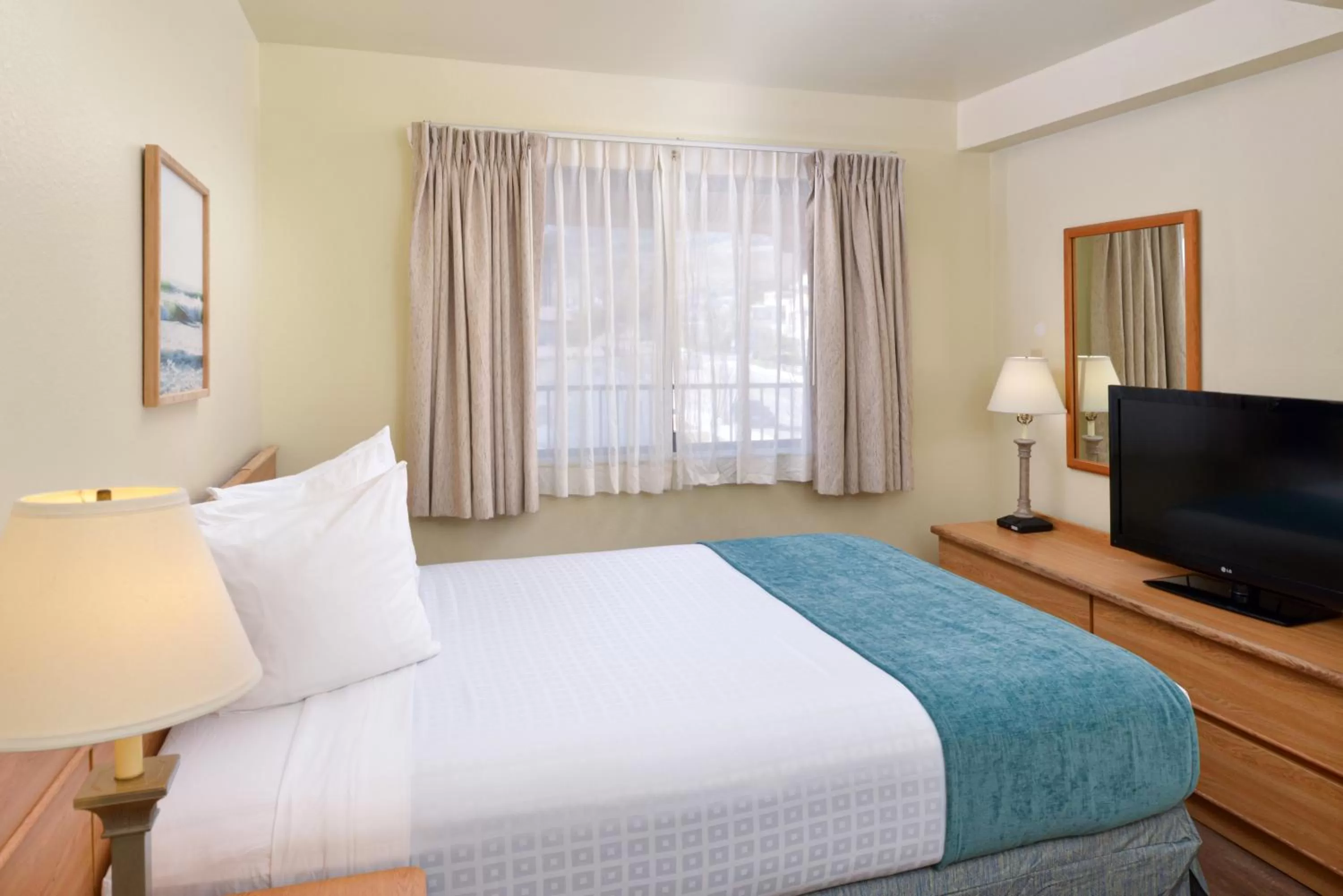 Bed in Edgewater Inn and Suites