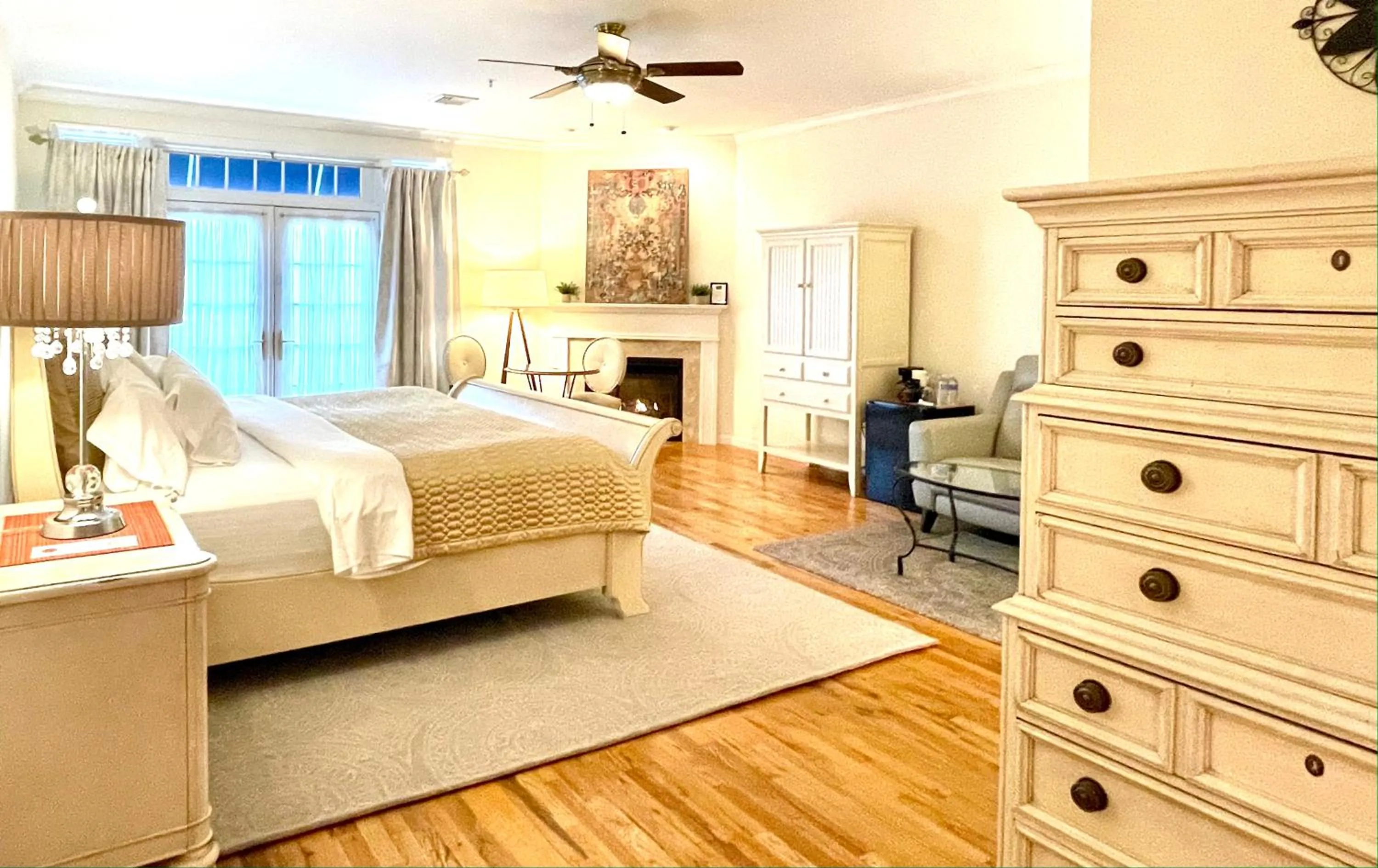 Bed in Inn on Main Hotel