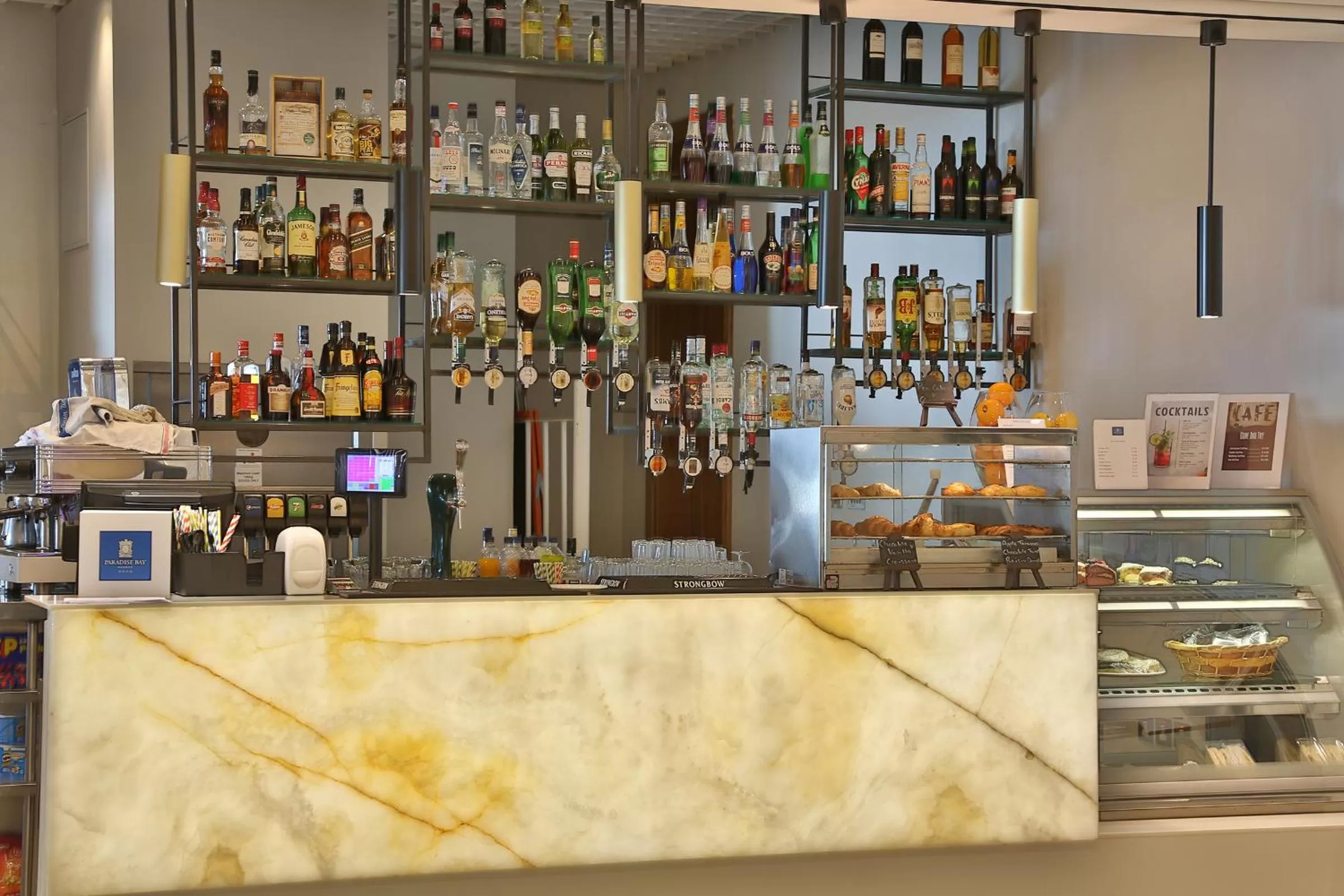 Lounge or bar in Paradise Bay Resort