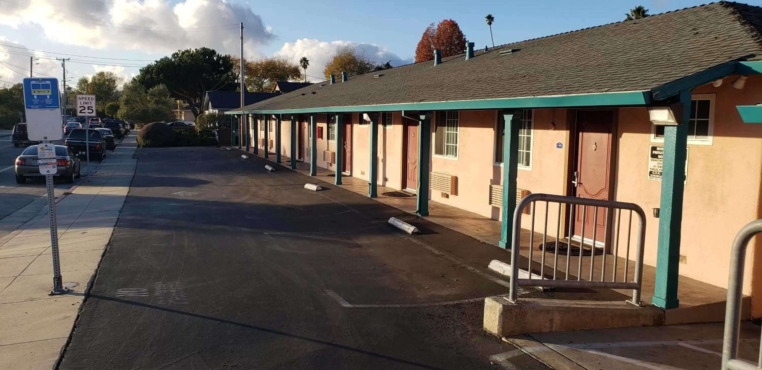 Facade/entrance in Riverside Inn & Suites Santa Cruz