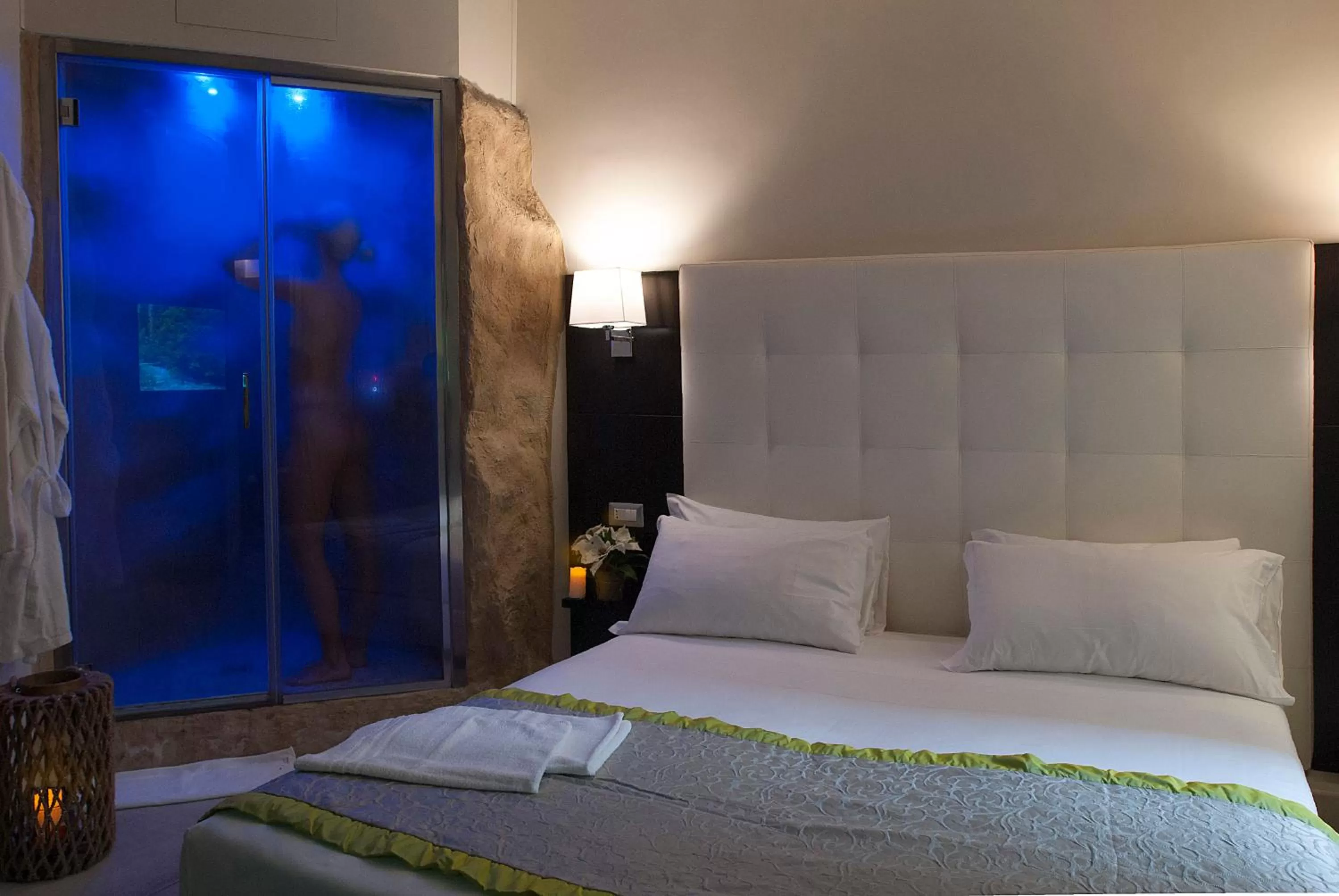 Shower, Bed in Roman Holidays Boutique Hotel