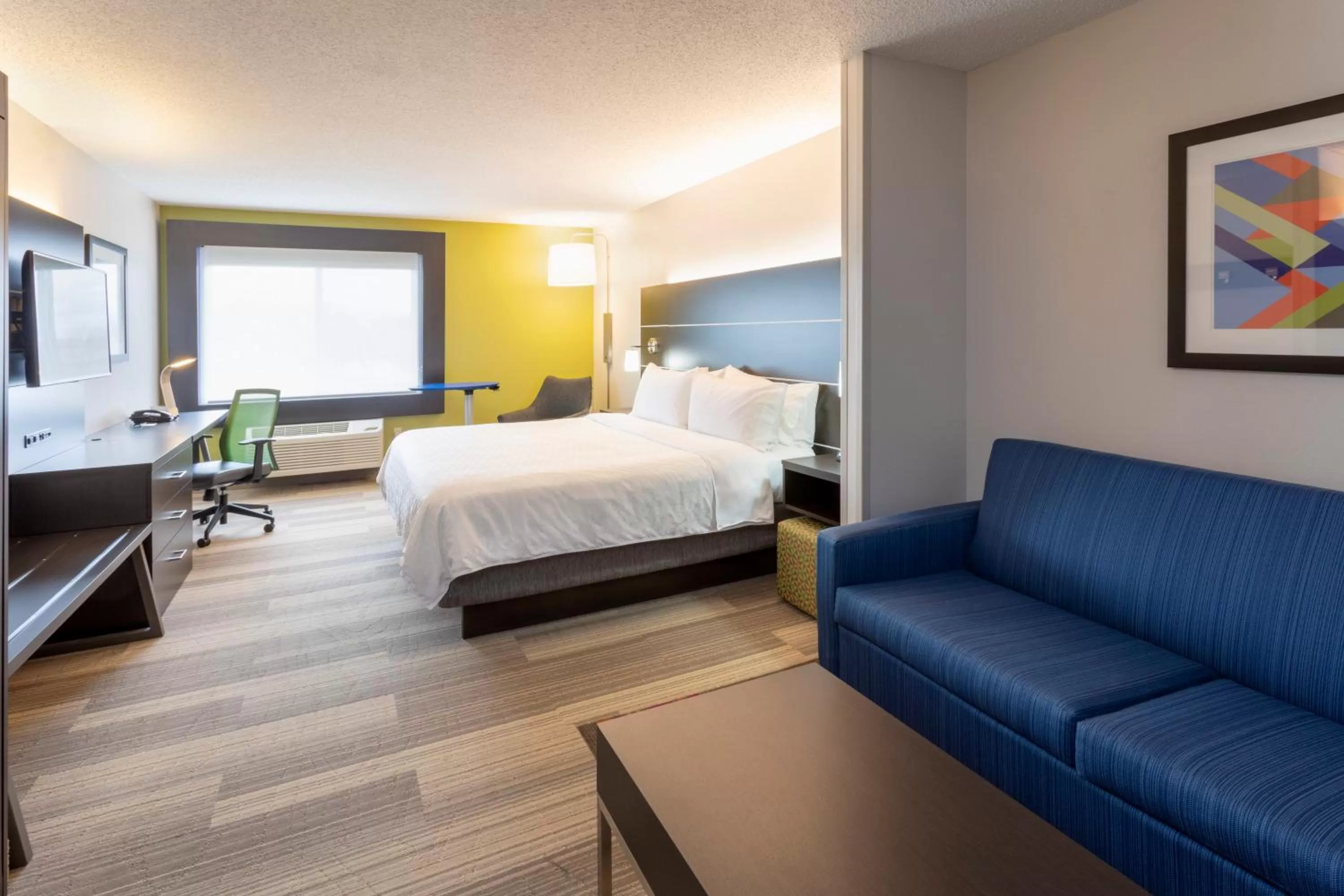Photo of the whole room, Bed in Holiday Inn Express Hotel & Suites-St. Paul by IHG