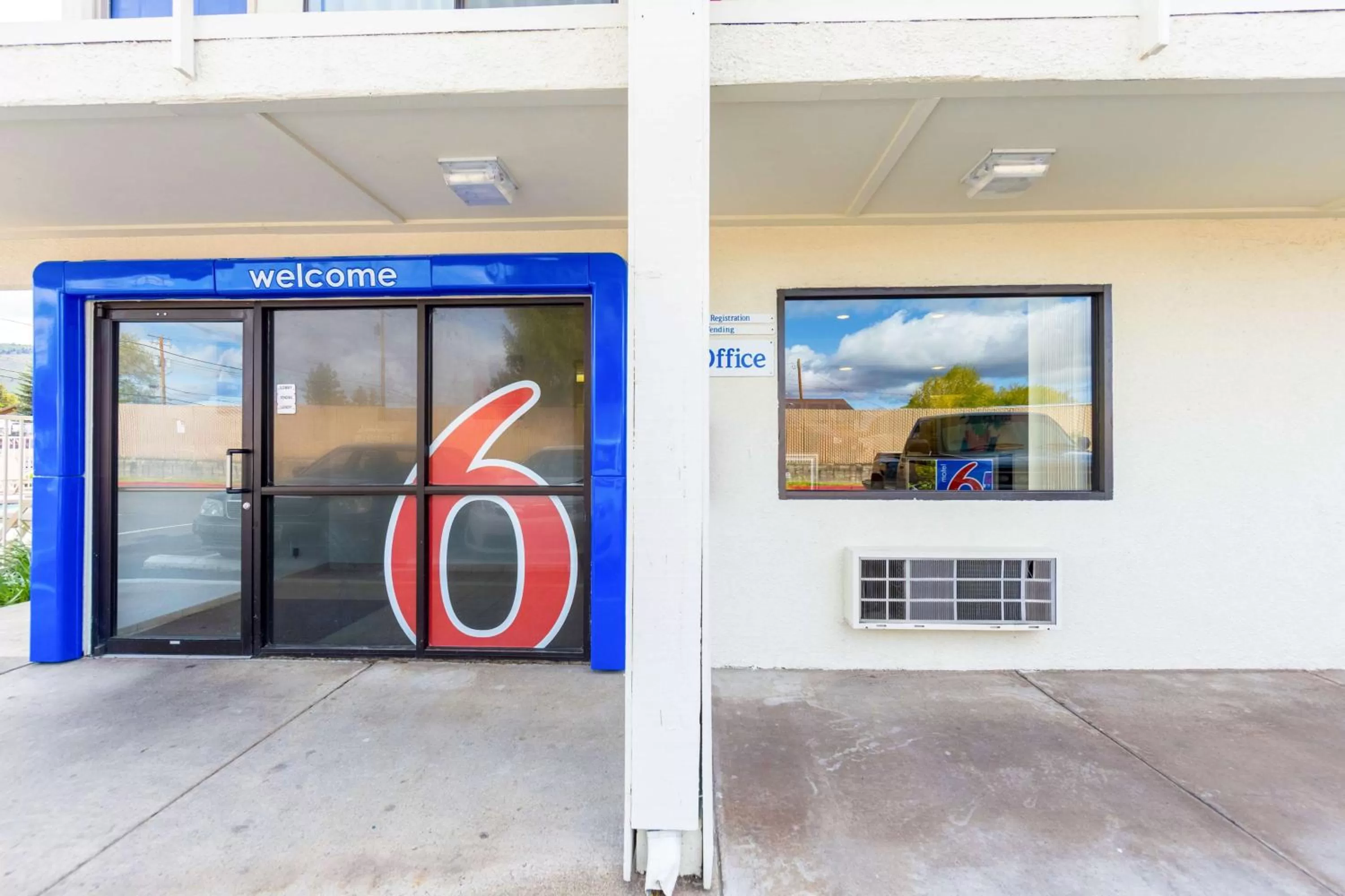 Property building in Motel 6-Klamath Falls, OR