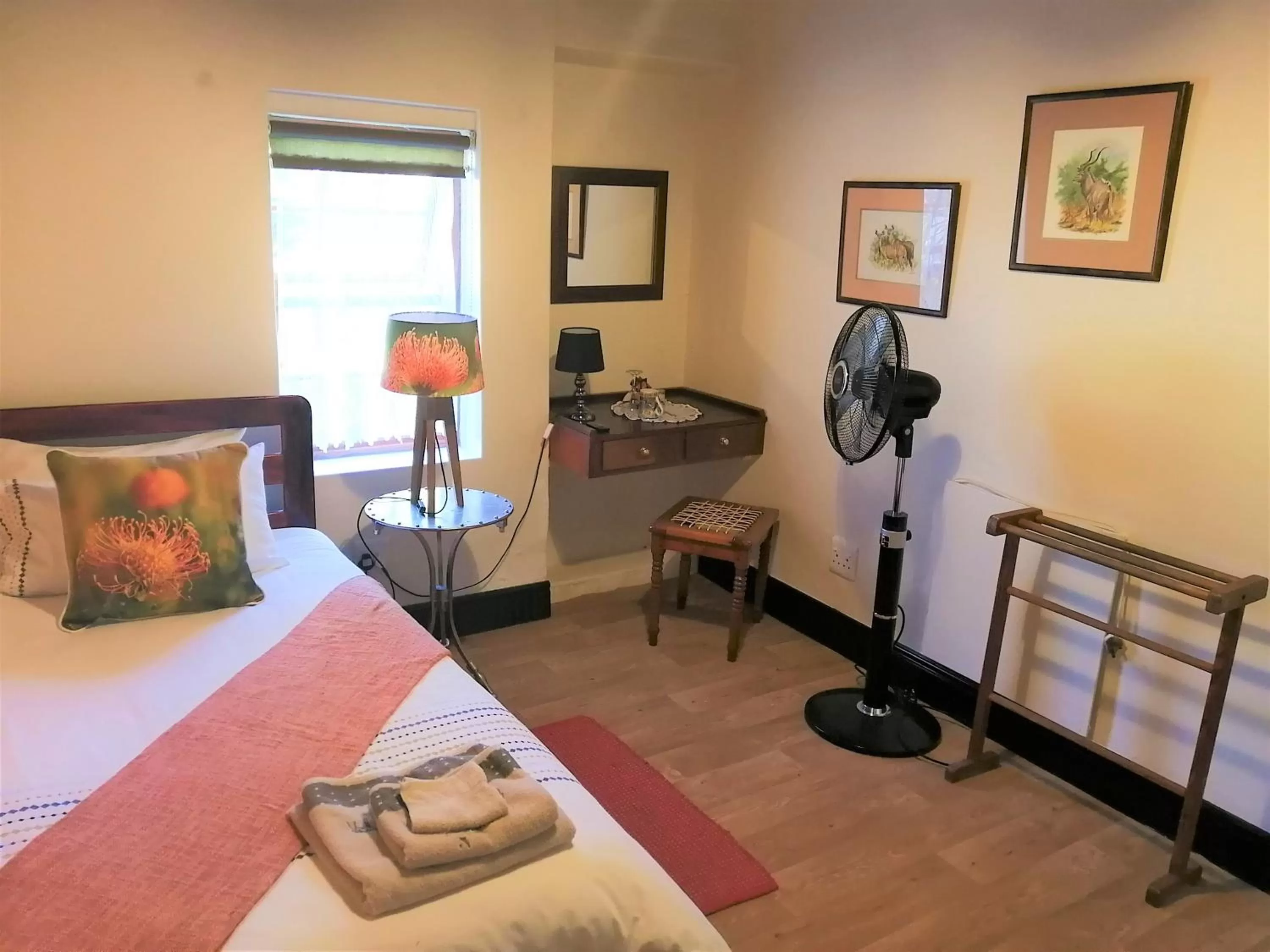 Photo of the whole room, Bed in Squirrels Corner