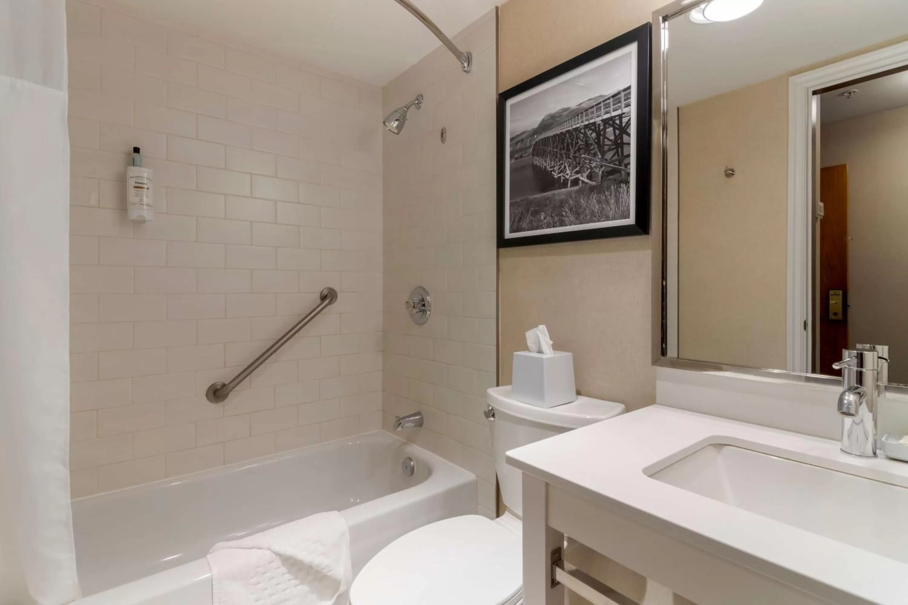 Bathroom in Best Western Premier Aberdeen Kamloops