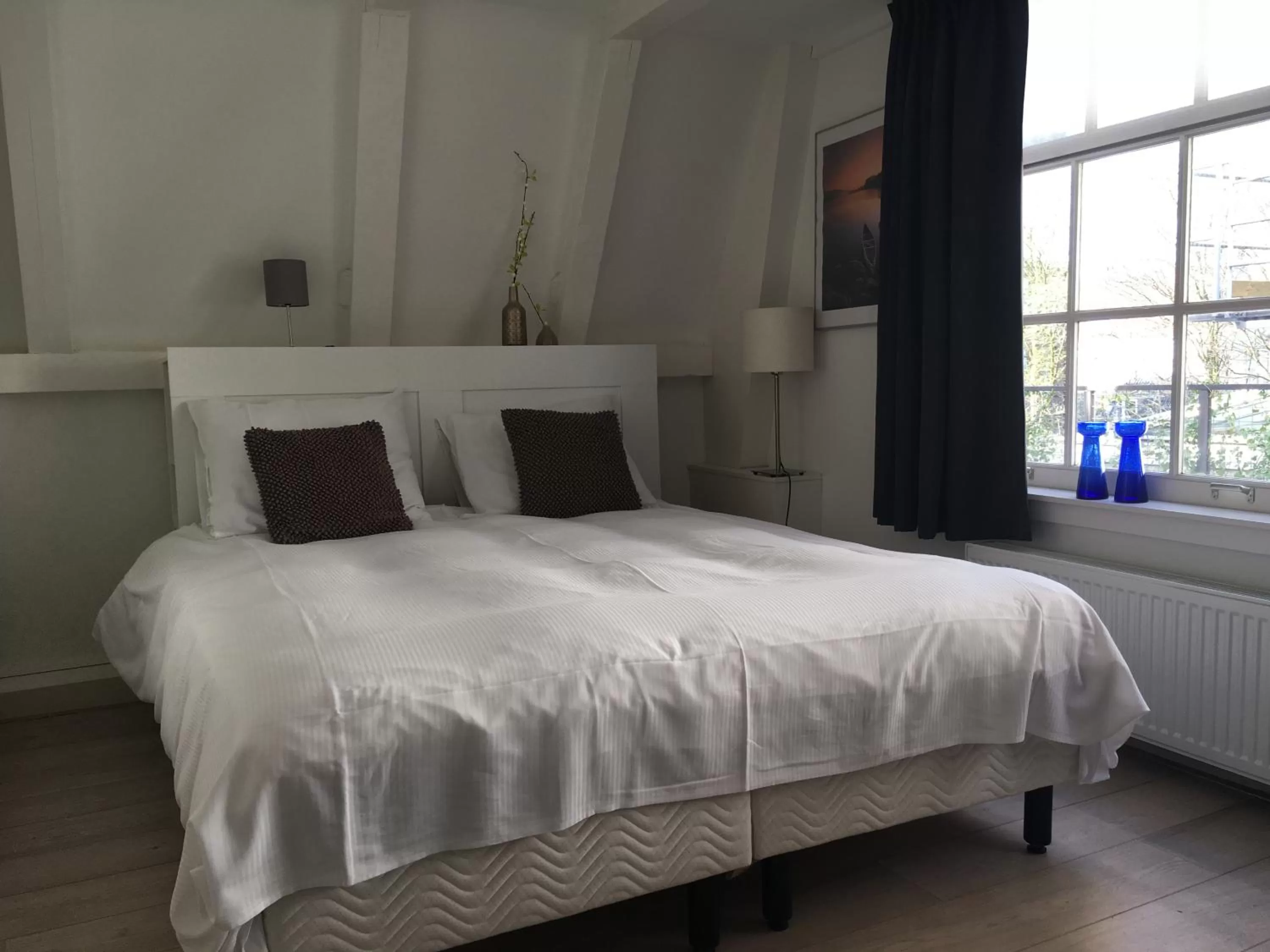 Photo of the whole room, Bed in Nine Streets Inn