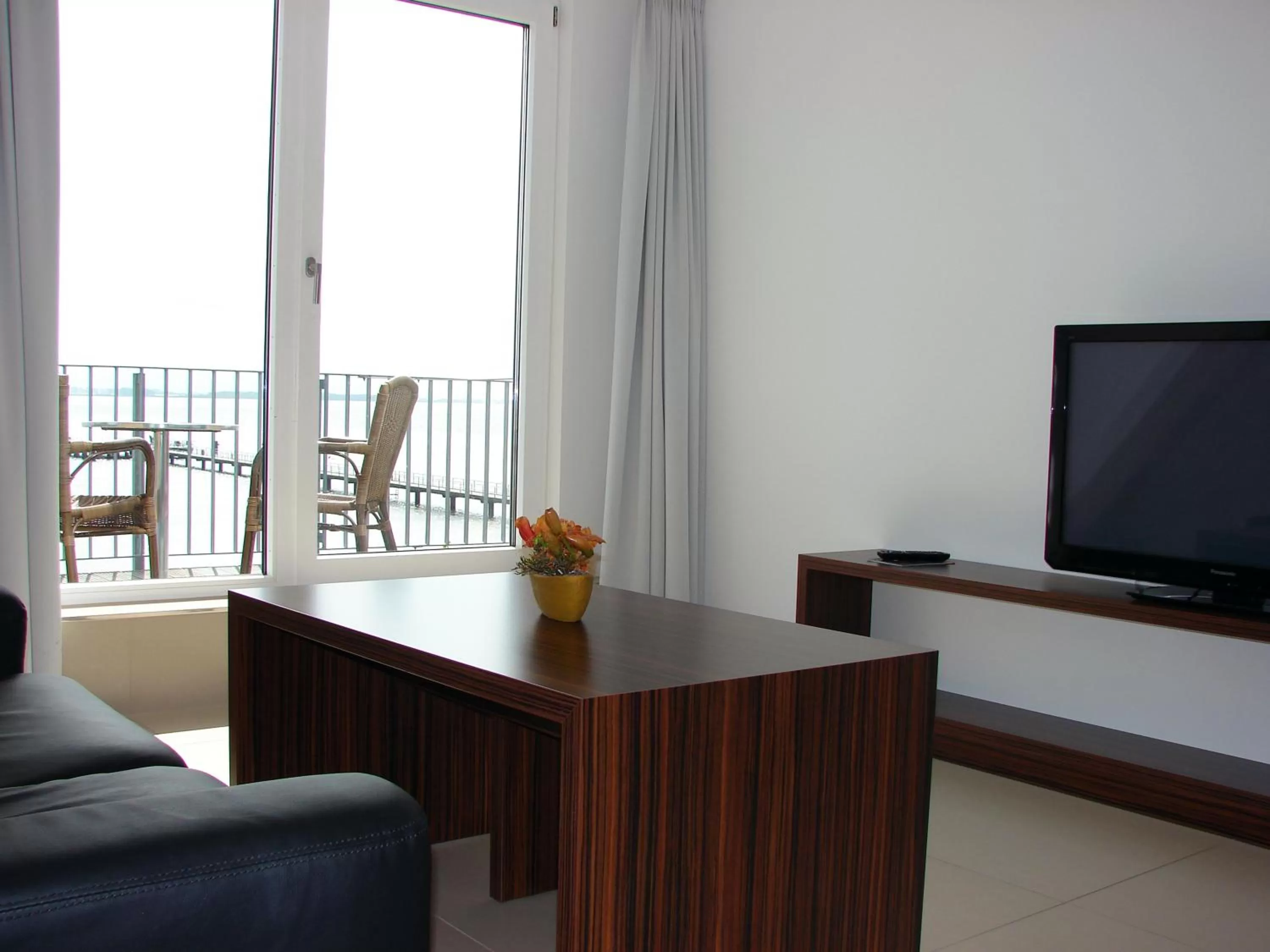 Photo of the whole room, TV/Entertainment Center in Strandhotel Dranske