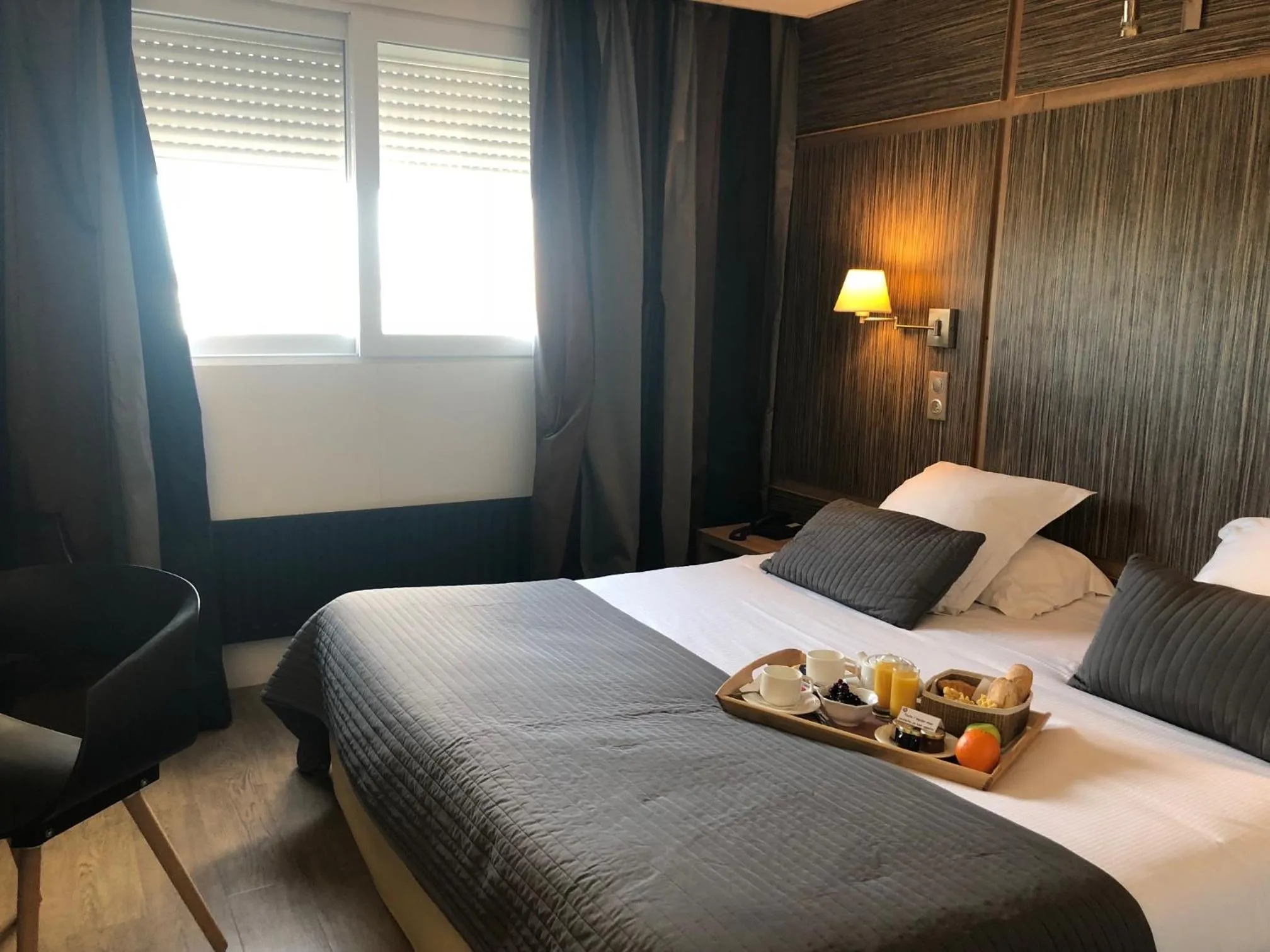 Bedroom, Bed in The Originals Boutique, Hôtel Neptune, Montpellier Sud