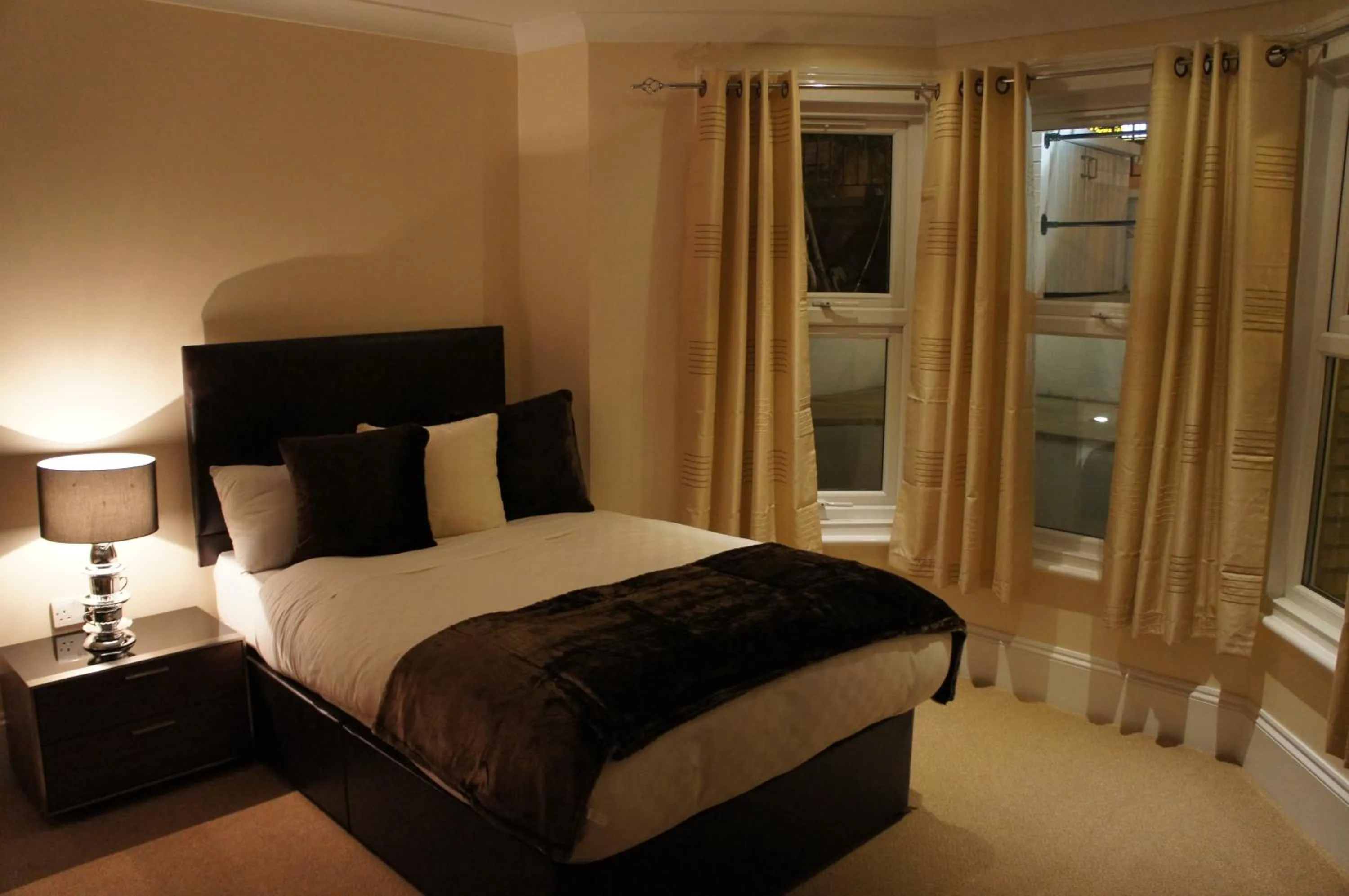 Bed in Sapphire Hotel London