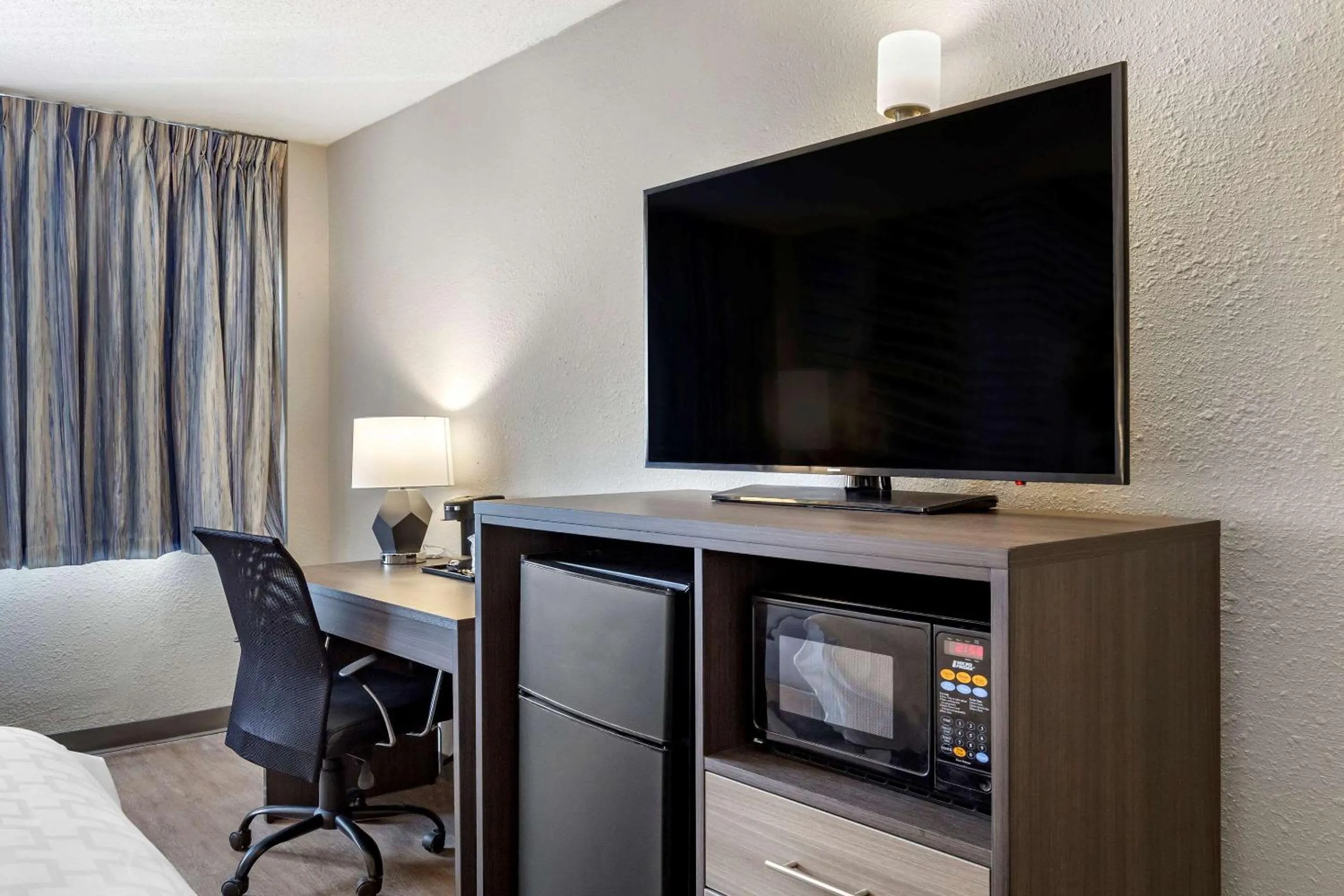 Photo of the whole room in Clarion Pointe Raleigh Midtown