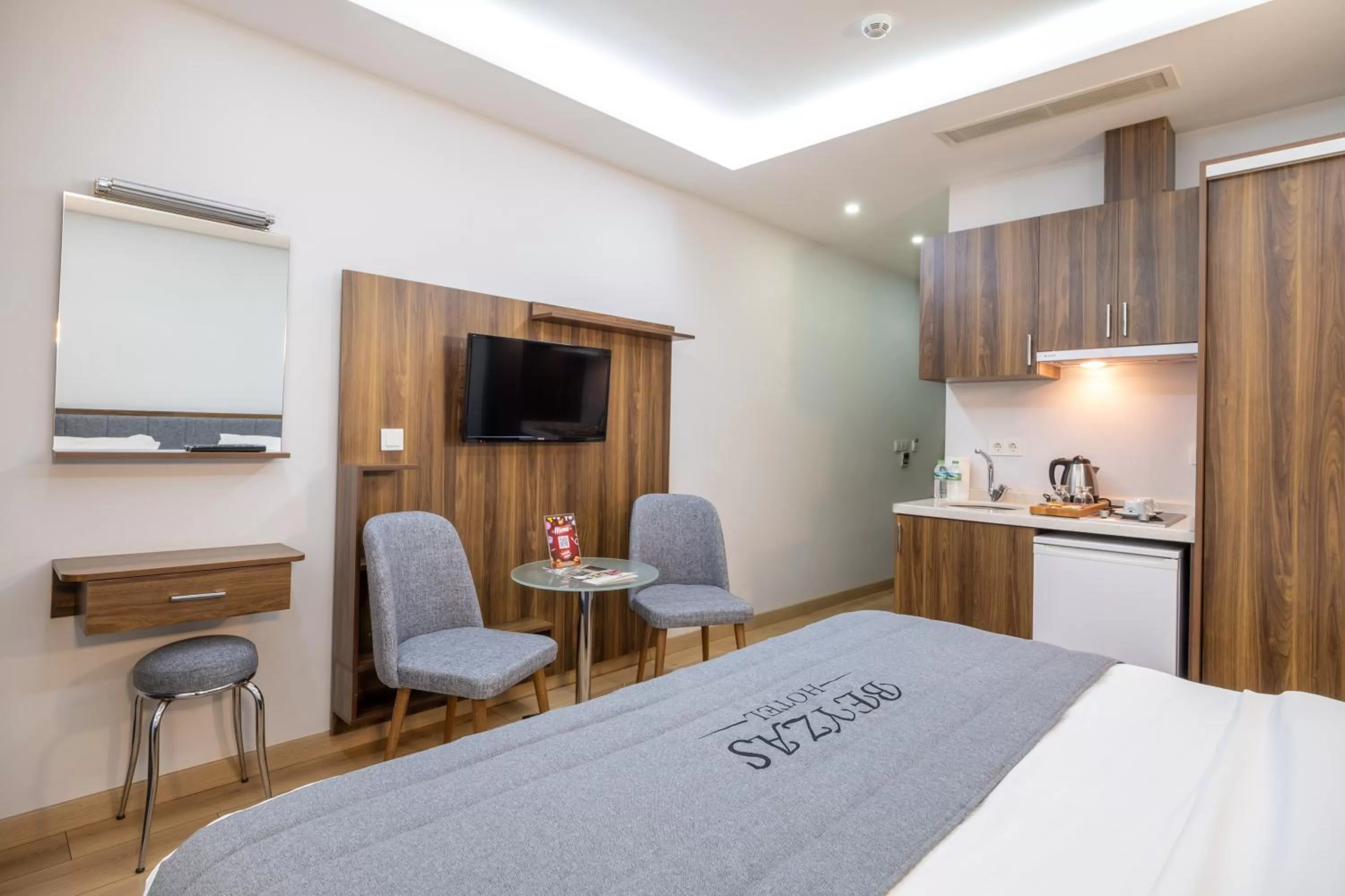 Bed, TV/Entertainment Center in Beyzas Hotels & Suites