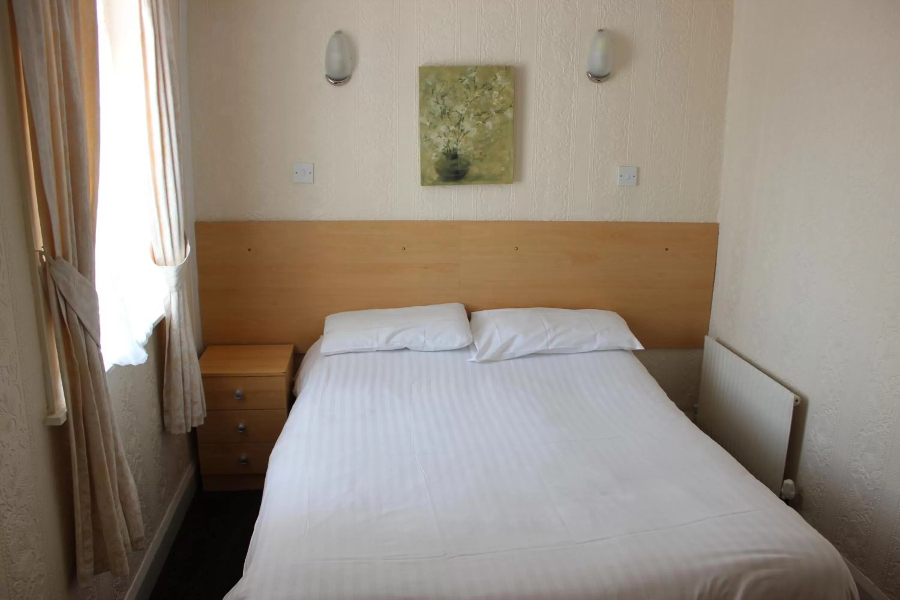 Bedroom, Bed in The Colwyn Hotel - near Pleasure Beach