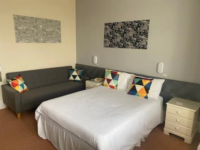 Bedroom, Bed in Runnymede Court Hotel