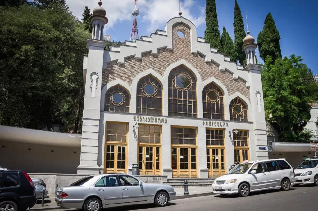 Property Building in Hotel MMG