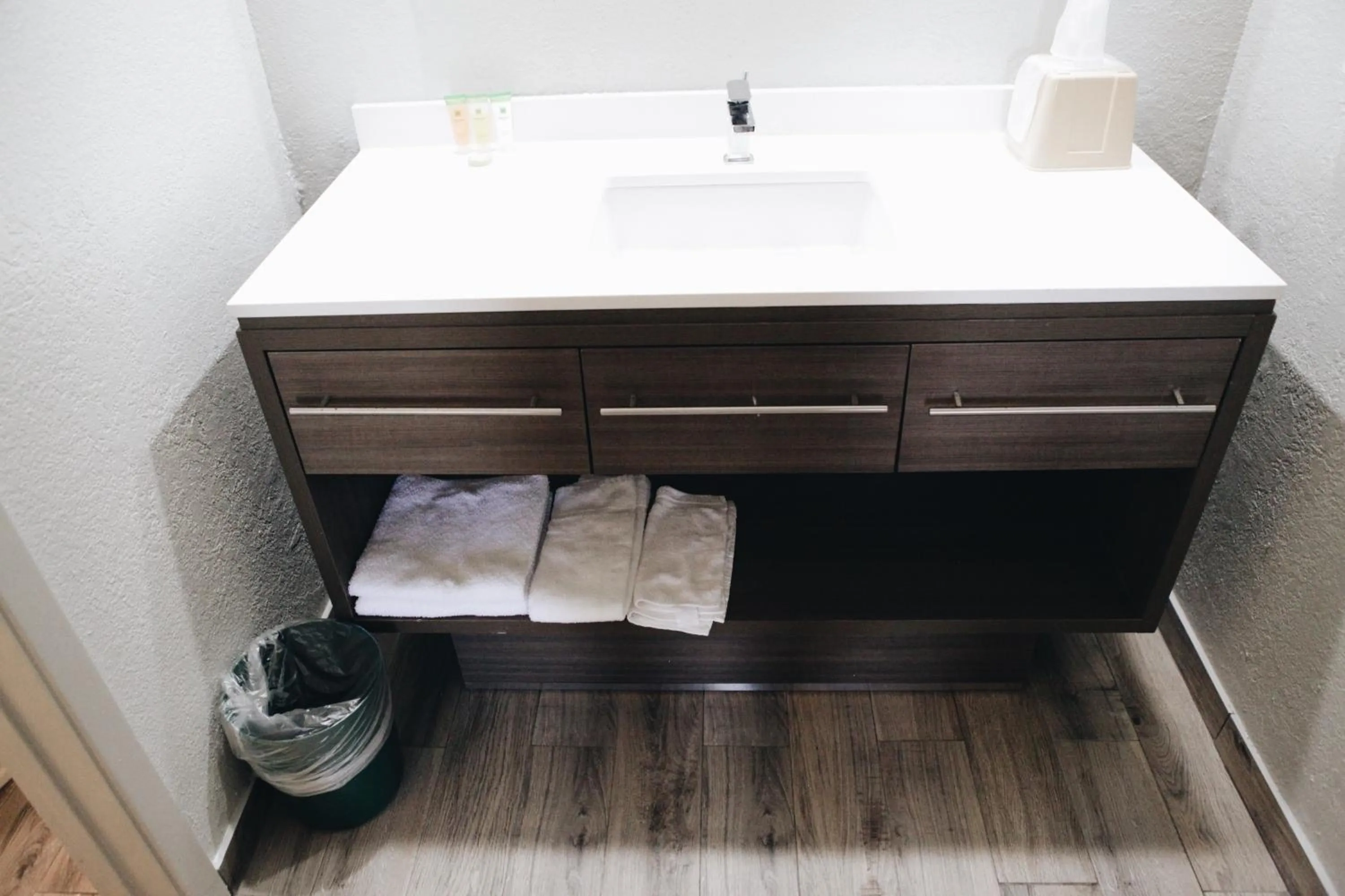 All Seasons Inn & Suites