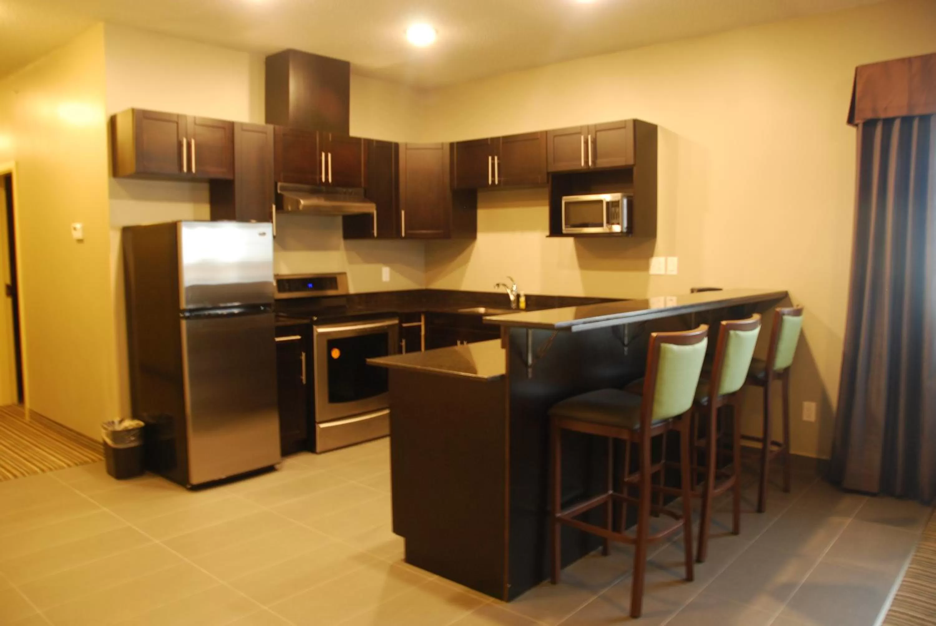 Kitchen or kitchenette in Best Western PLUS Fort Saskatchewan Inn & Suites