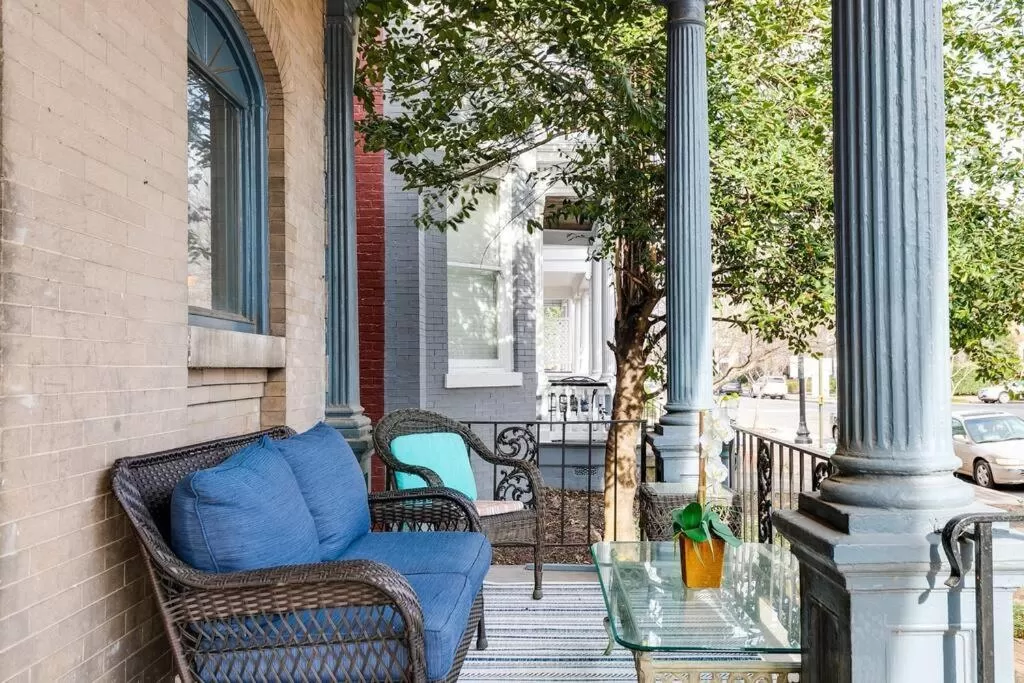 G7 central location museums free parking