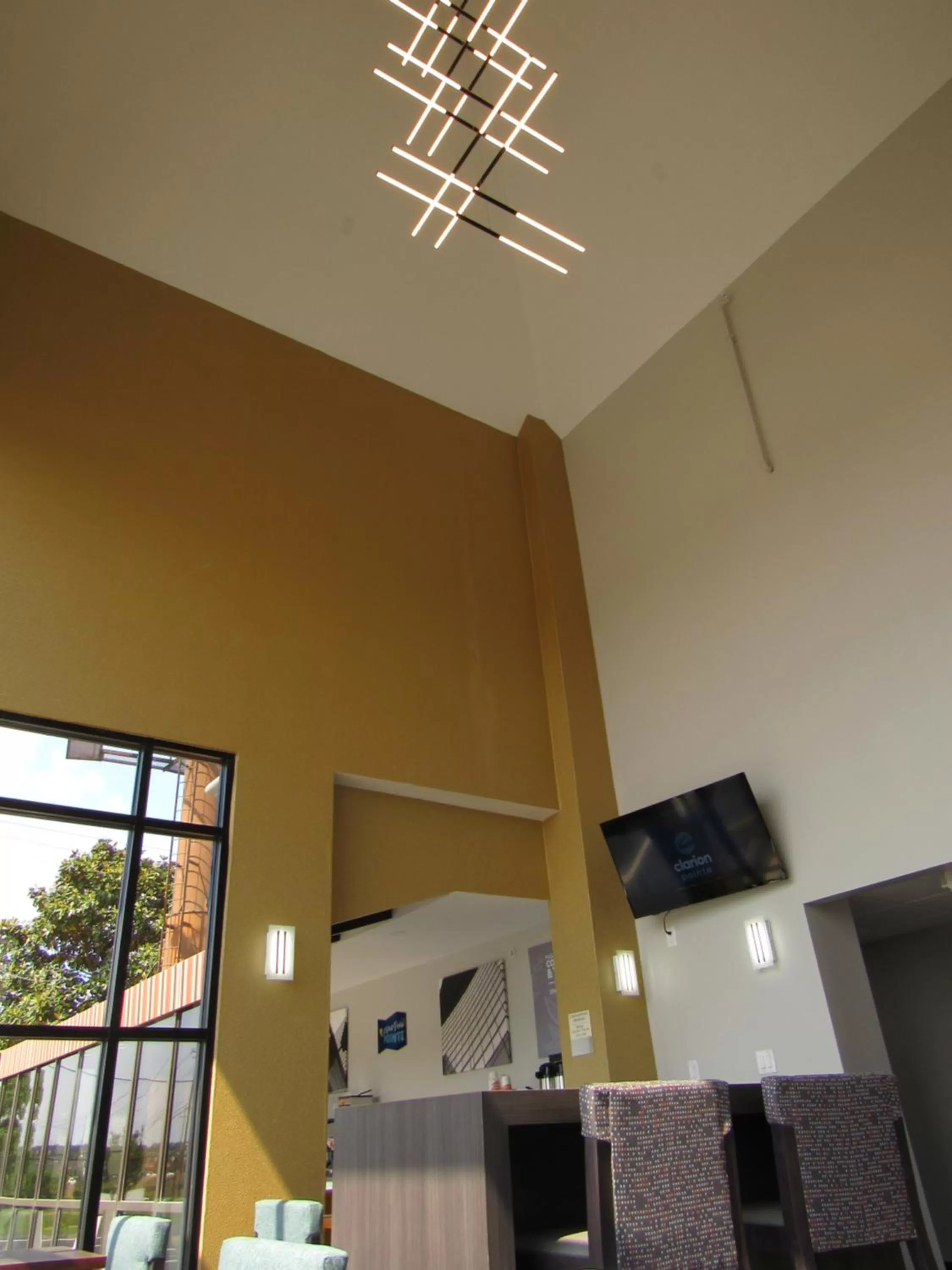 Lobby or reception in Clarion Pointe McDonough