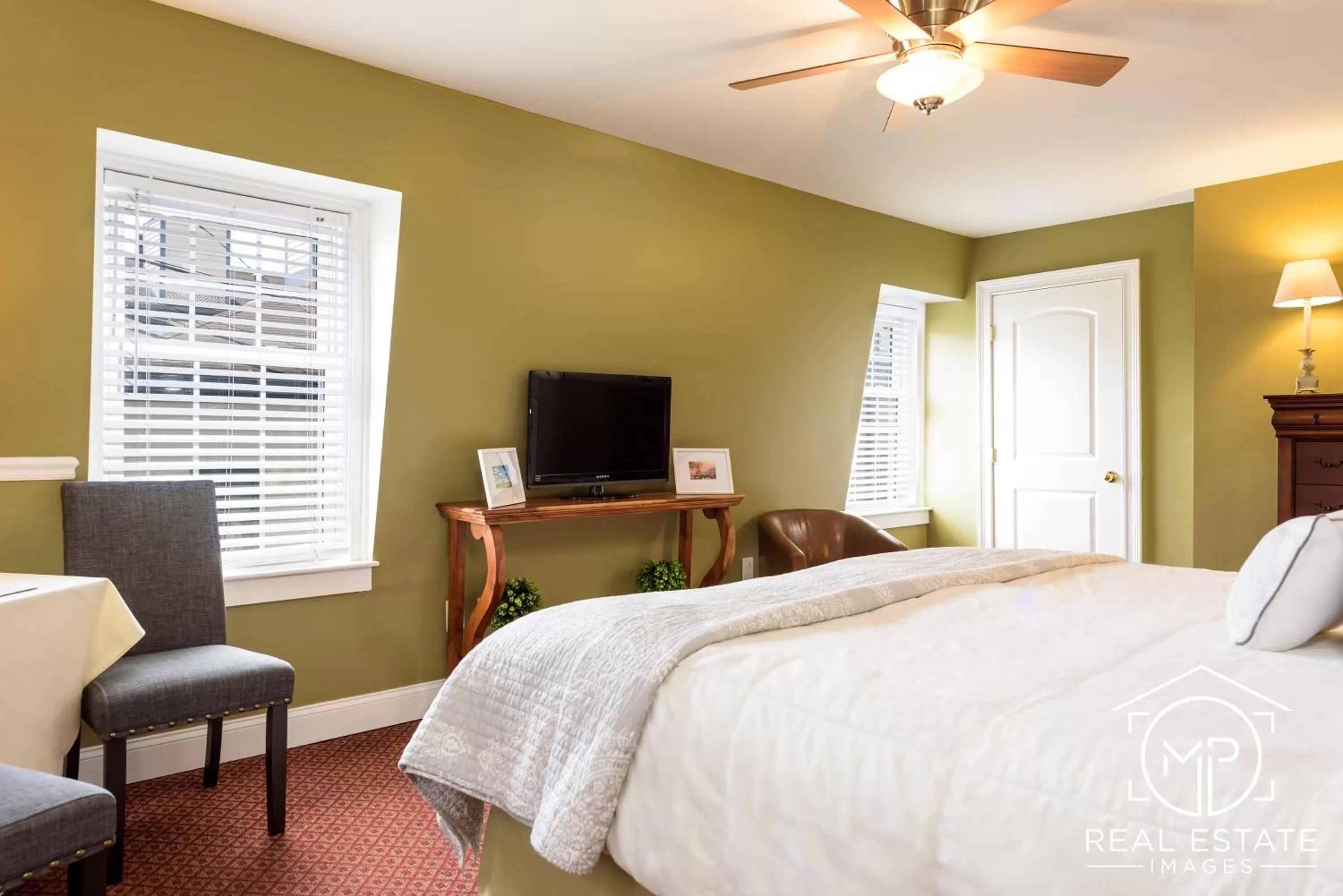 Photo of the whole room, Bed in Bouchard Restaurant & Inn