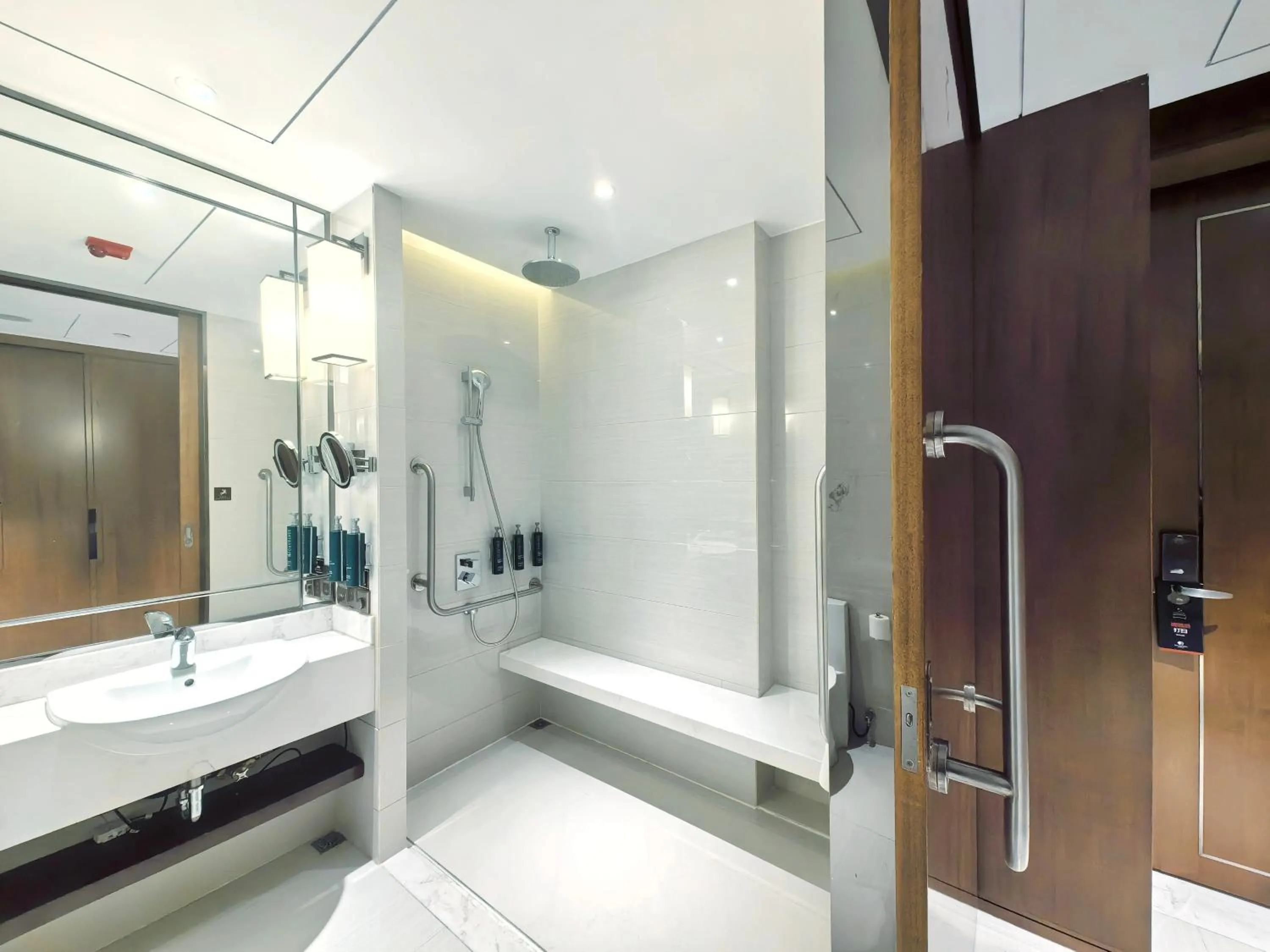 Shower, Bed in DoubleTree By Hilton Ningbo Beilun