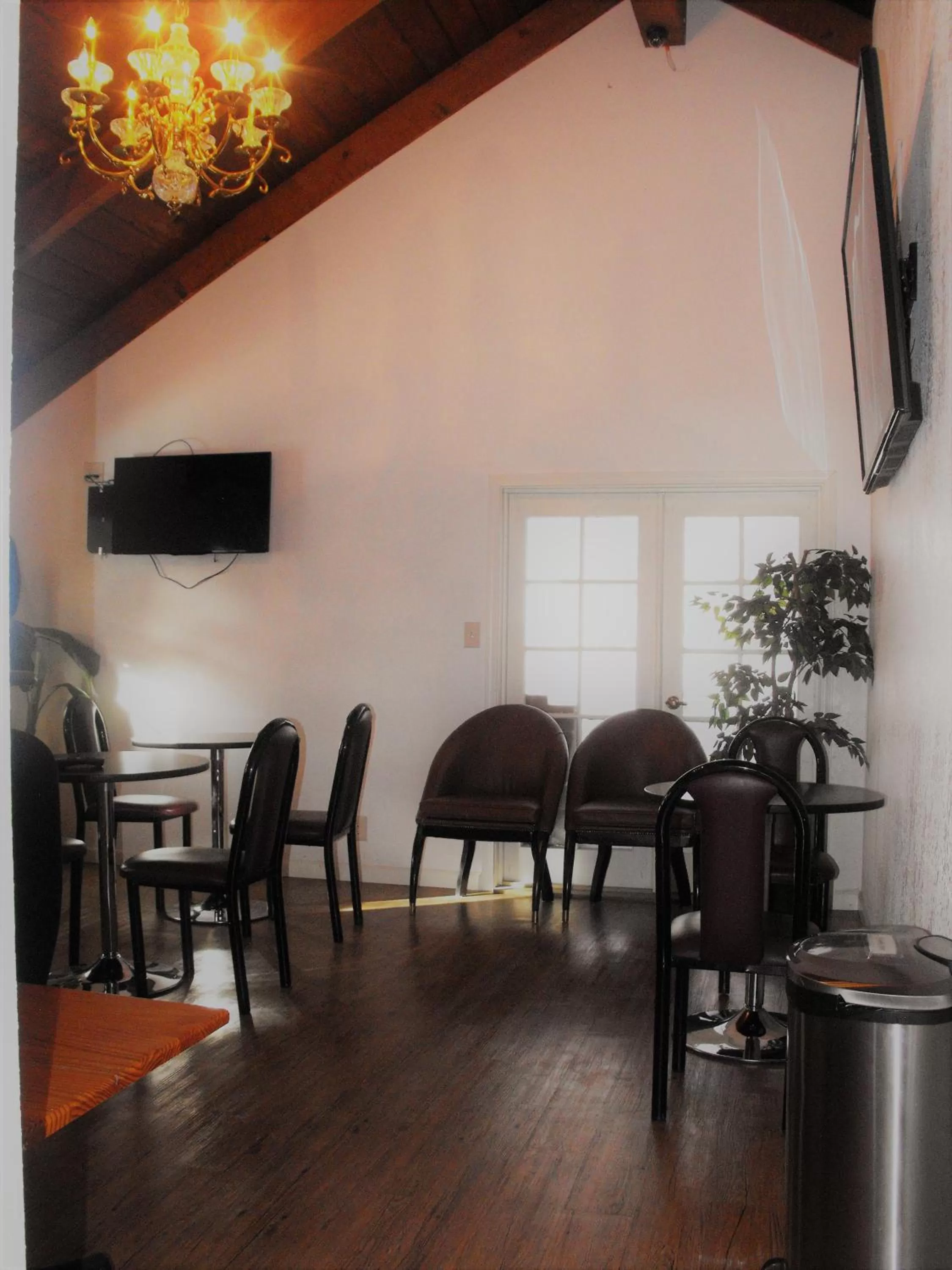 Eagle Crater Lake Inn