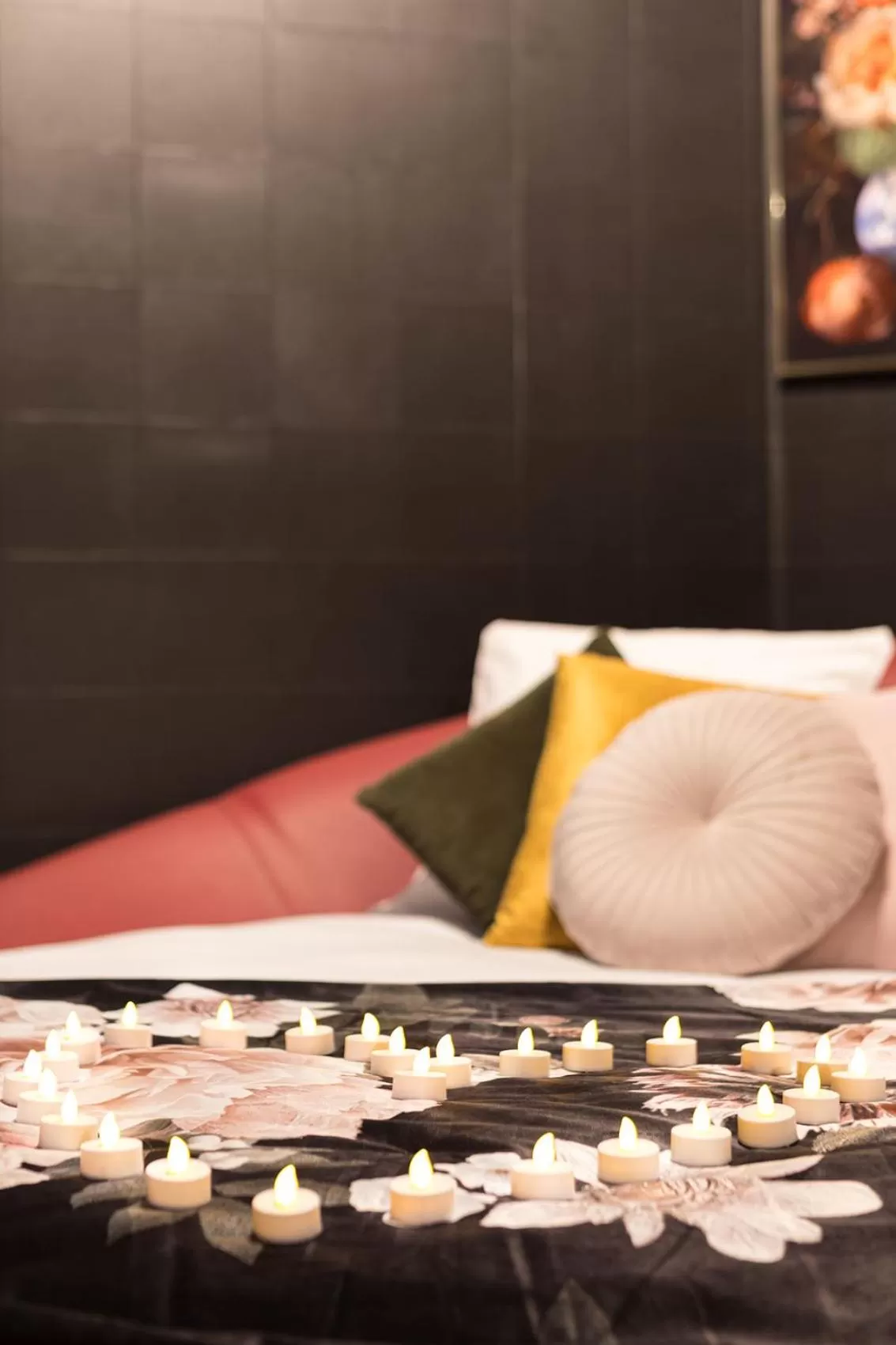 Decorative detail, Bed in Legend Majestic Superbe Love Room - Jacuzzi - Champagne - Romantisme - parking privé